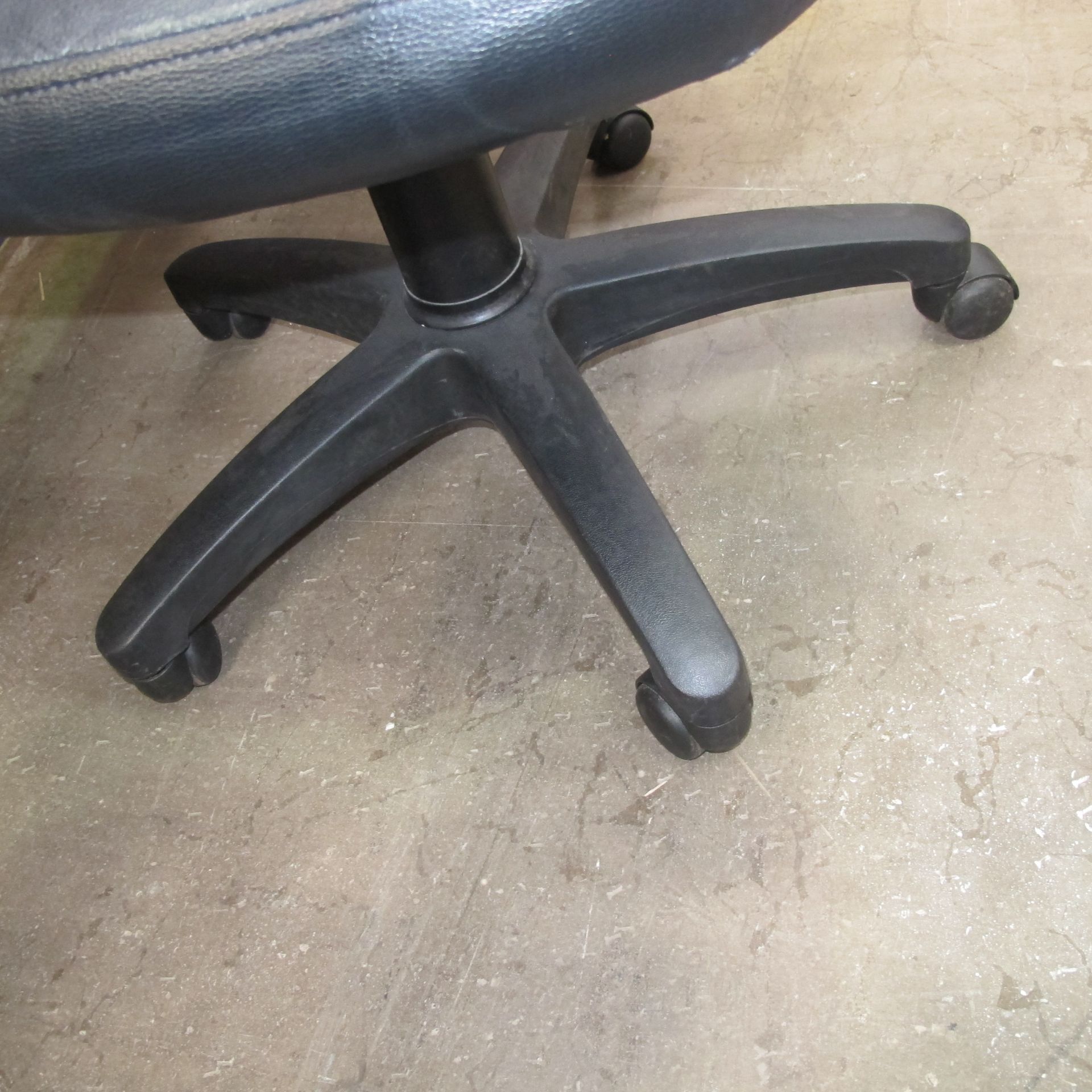 * A large angled office desk (200cm x 109cm) accompanied by a black faux leather office chair with - Image 5 of 9