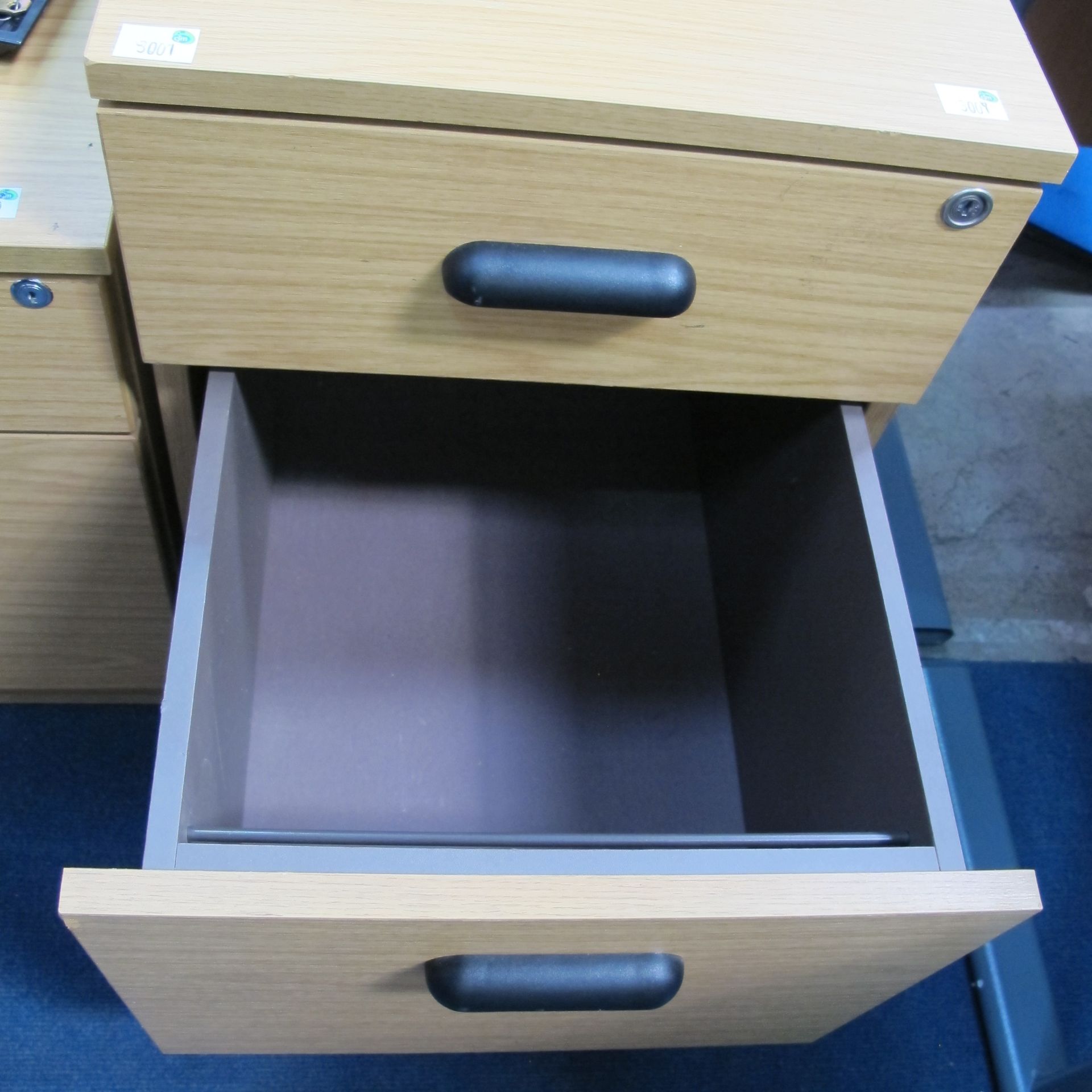 * A lot to contain a large office desk (180cm x 80cm) and a set of office drawers on castor - Image 5 of 5