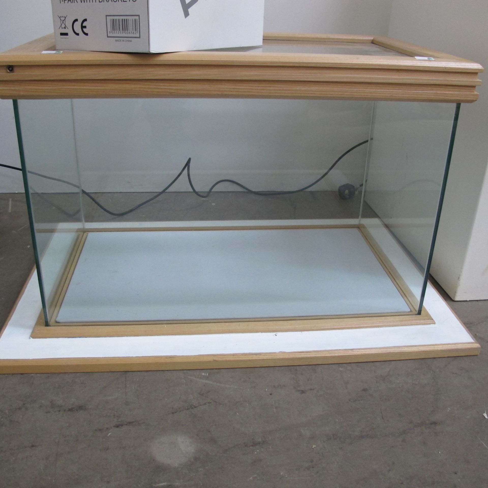 * A lot to include a large display unit (104cm x 190cm x 70cm), a small screen display unit (101cm x - Image 7 of 8