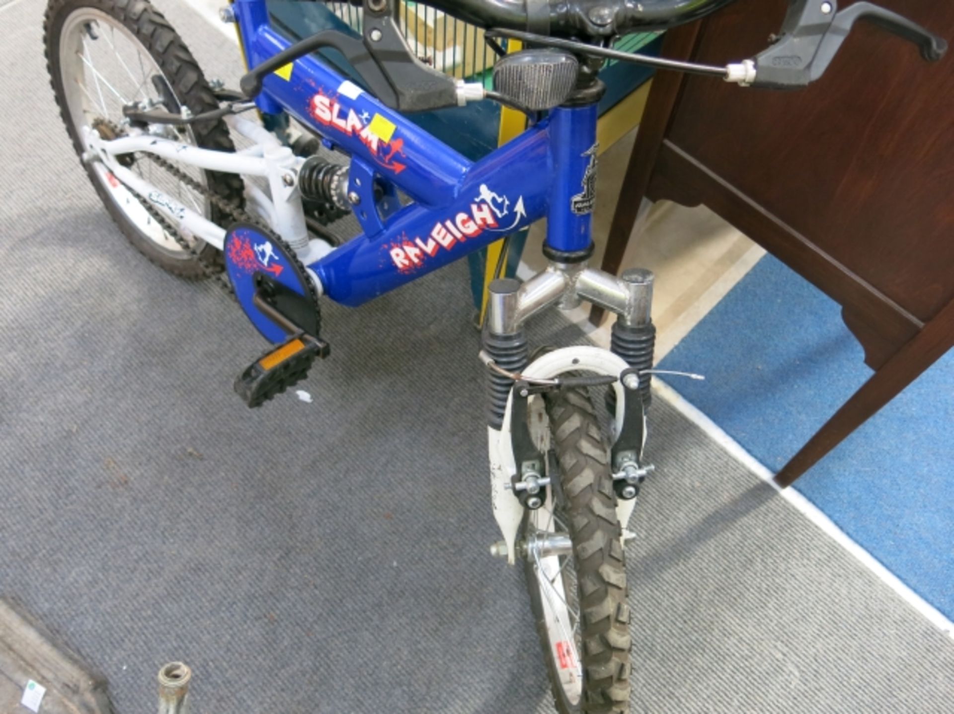 A small child's Raleigh Slam bicycle (est £20-£40) - Image 2 of 2