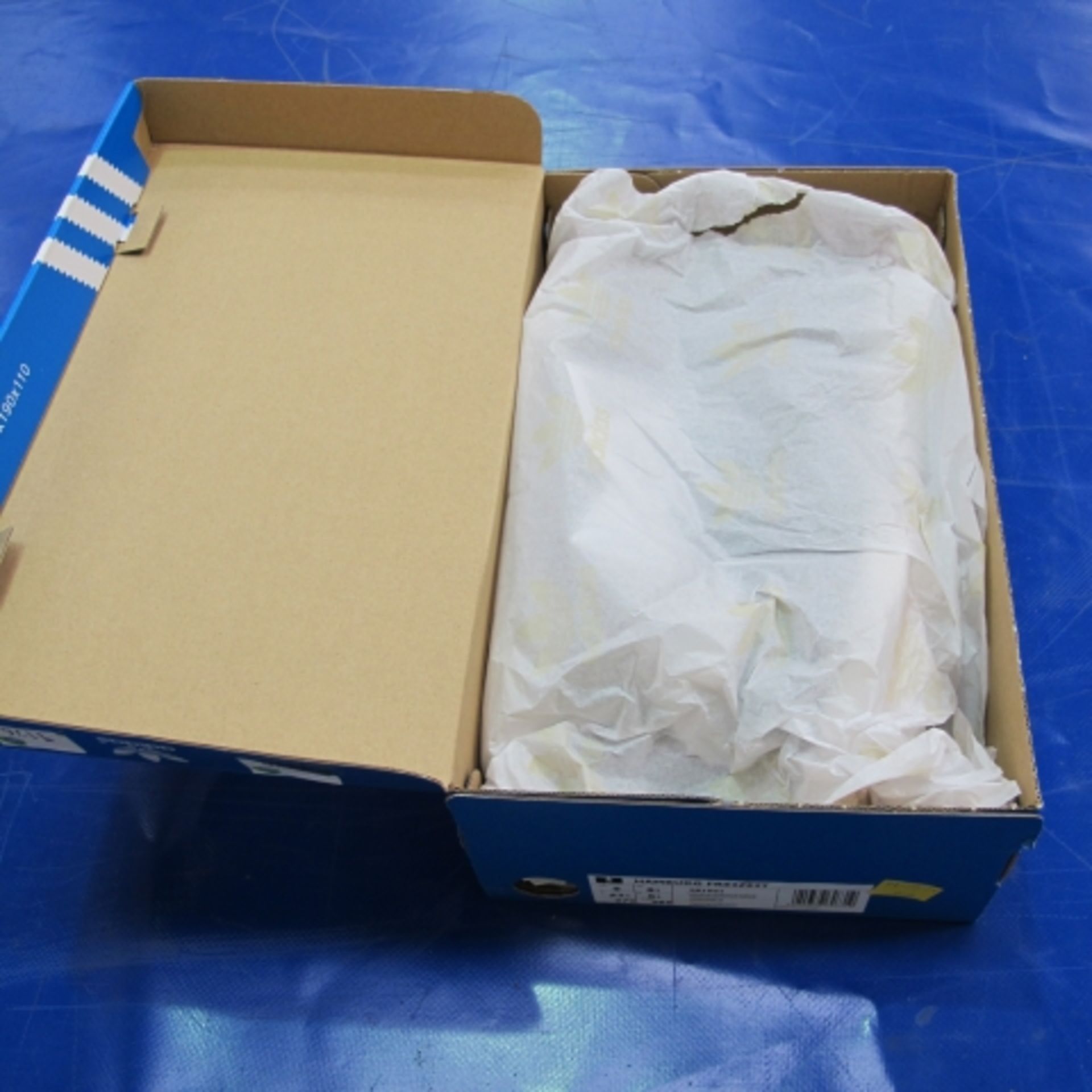 A pair of Adidas boxed shoes (new), UK size 8½ Hamburg Freizeit Shoes (RRP £79) (est £20-£40) - Image 5 of 7