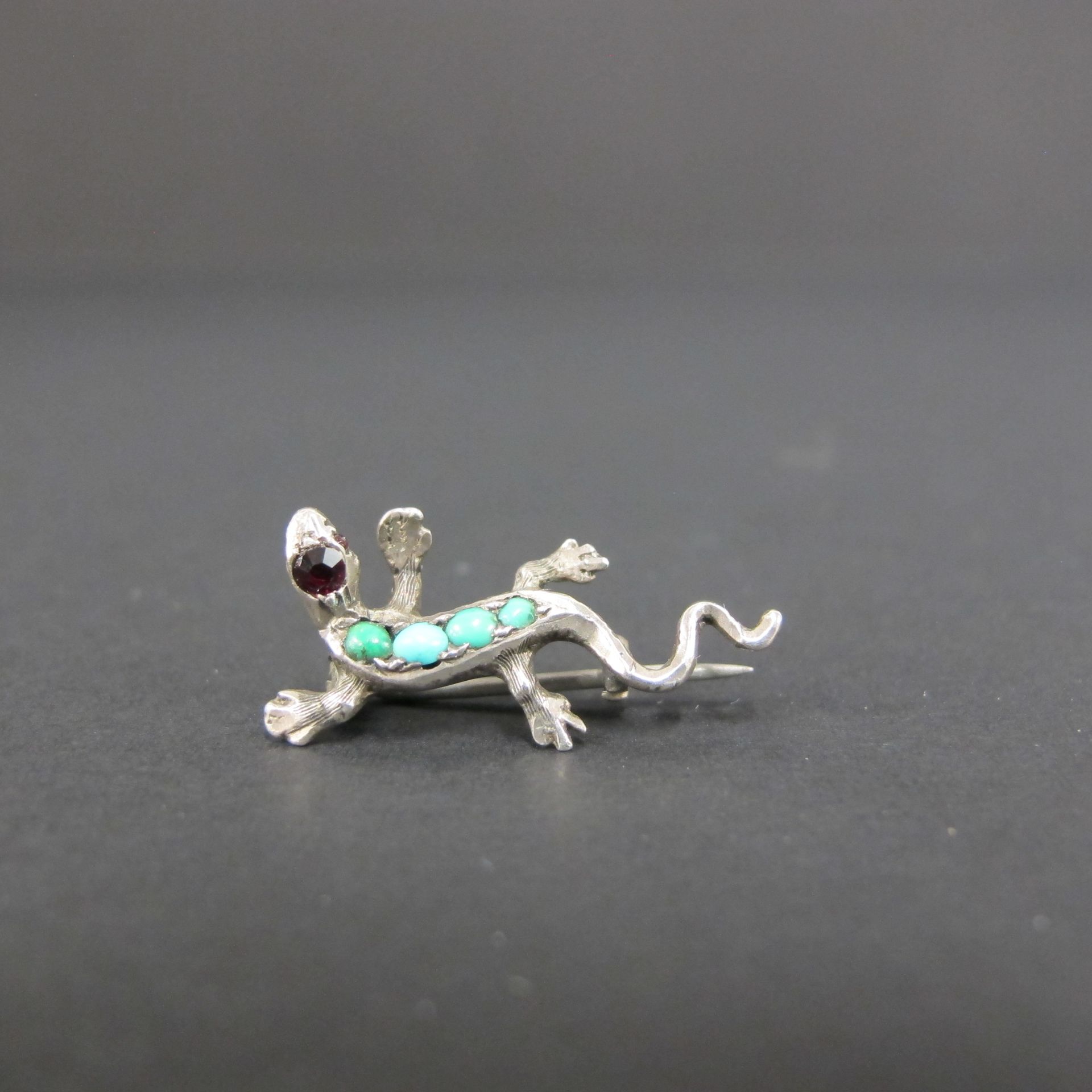Antique silver turquoise-set lizard brooch (marked 800) (est £20-£40)