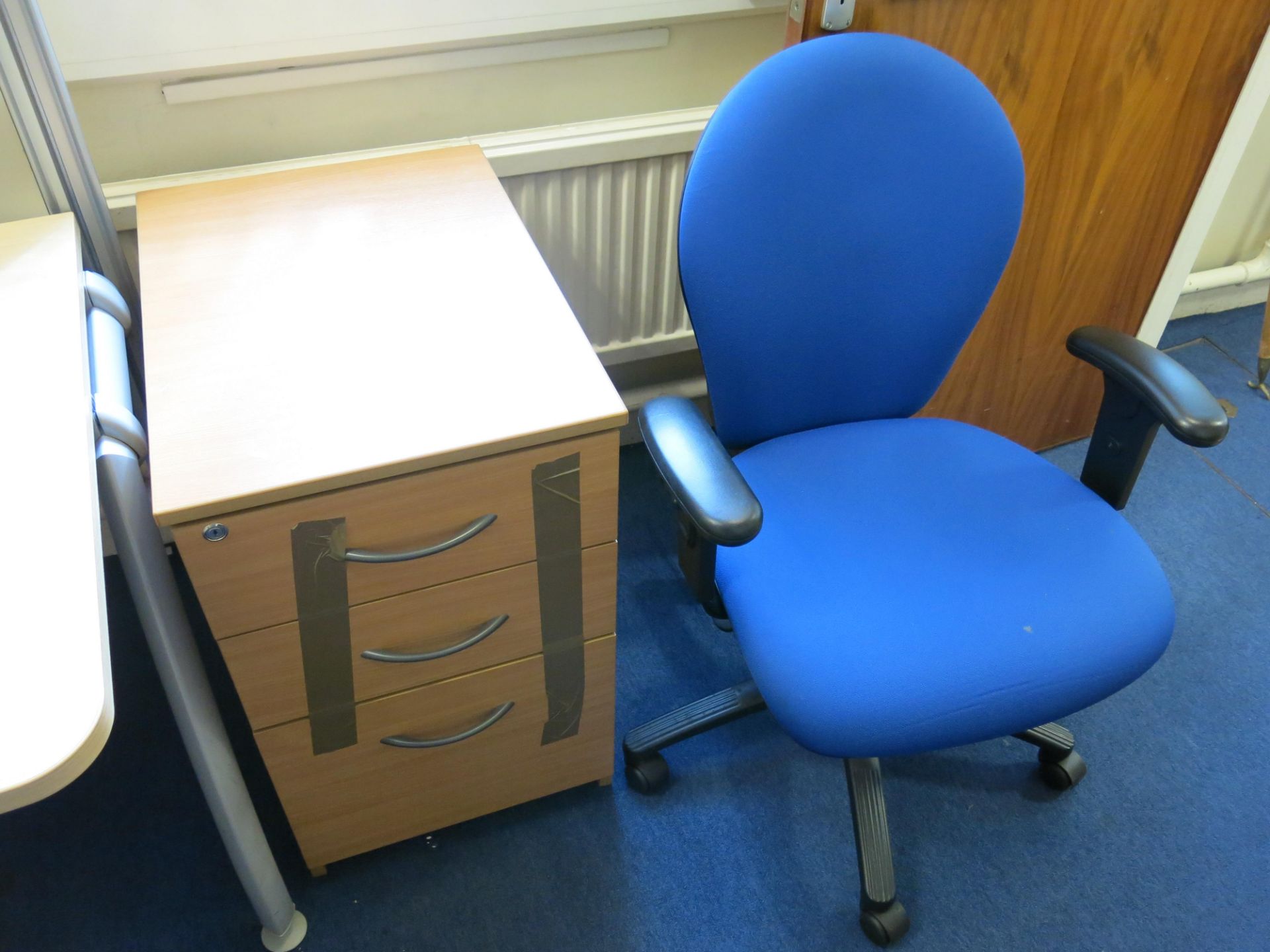 * L-shaped desk, 2 x blue operators chairs, a three drawer pedestal unit and a coat stand - Image 3 of 3