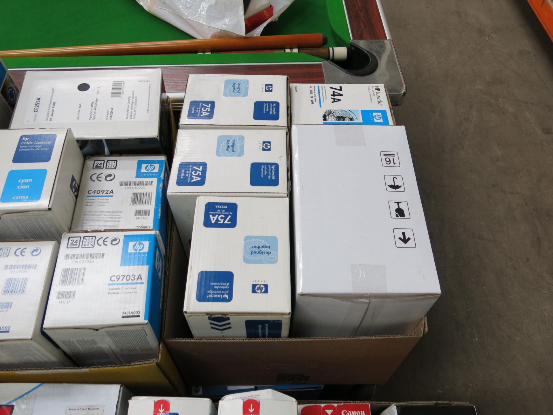 A pallet to include various branded/unbranded toners, HP, Lexmark, Canon, Samsung; unused, boxed. - Image 5 of 5
