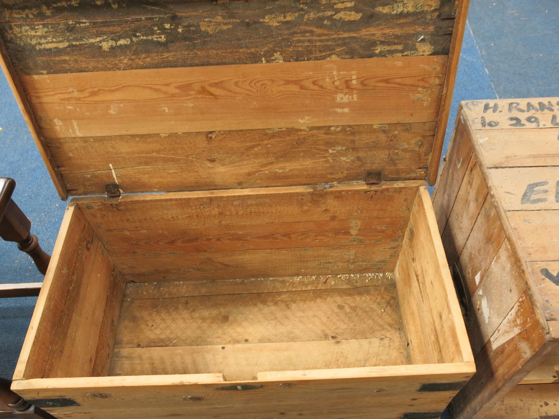 A pine top opening chest with metal carry handles & external brackets (H37cm, W75cm, D42cm) together - Image 2 of 3