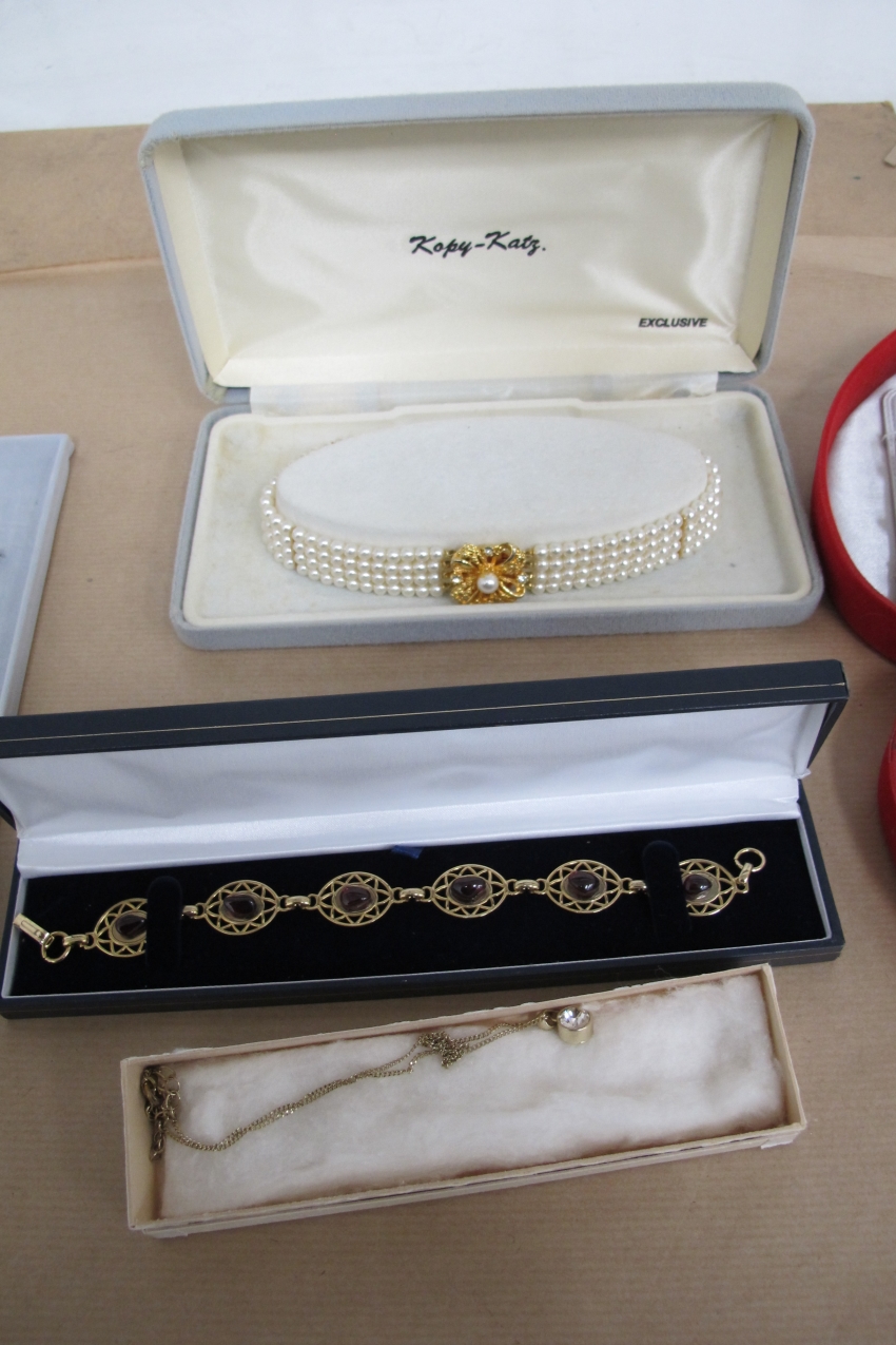 This is a Timed Online Auction on Bidspotter.co.uk, Click here to bid. A qty of costume jewellery to - Image 7 of 8