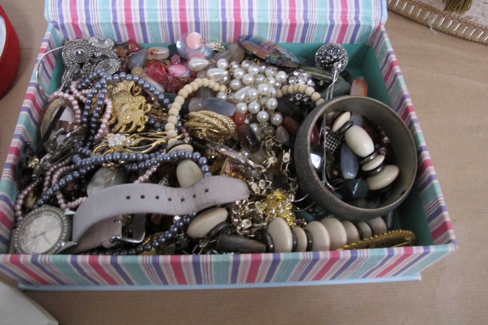 This is a Timed Online Auction on Bidspotter.co.uk, Click here to bid. A qty of costume jewellery to - Image 4 of 8