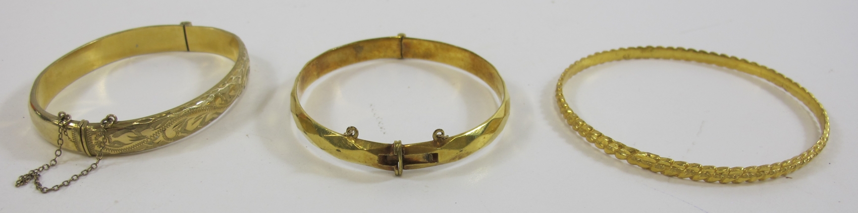 This is a Timed Online Auction on Bidspotter.co.uk, Click here to bid. 3 x Yellow metal bangles (est - Image 2 of 2