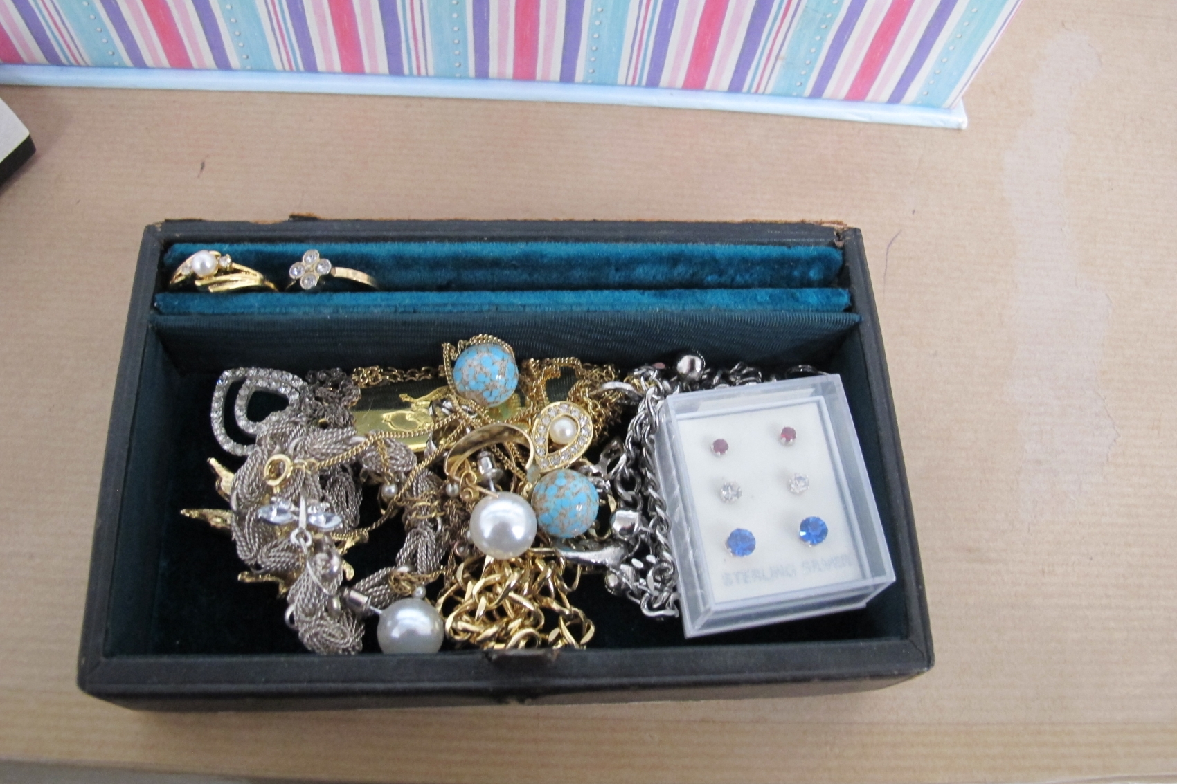 This is a Timed Online Auction on Bidspotter.co.uk, Click here to bid. A qty of costume jewellery to - Image 5 of 8