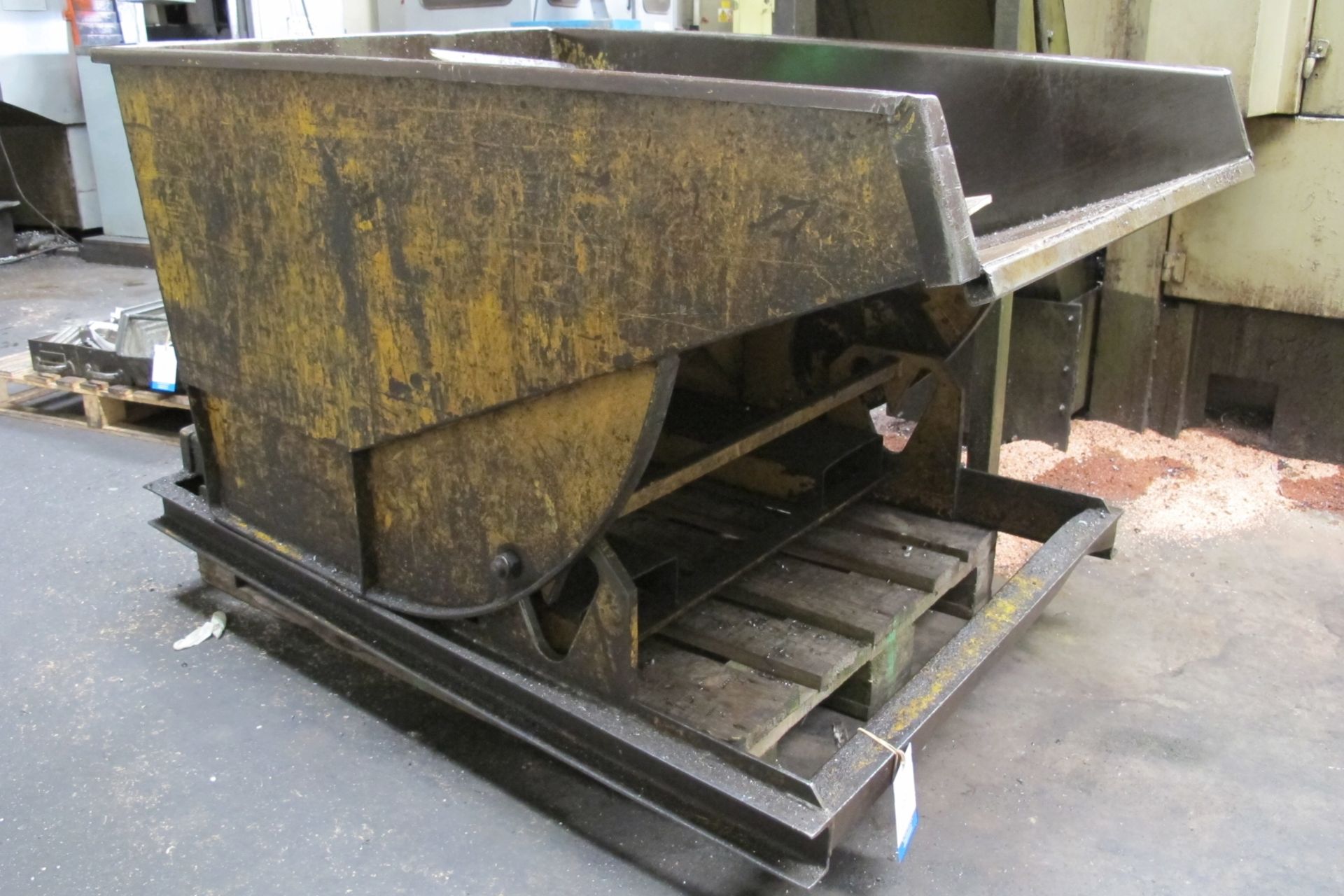 * Forklift Tipping Skip; 1300 x 900mm x 500mm deep. Please note there is a £5 +VAT Lift Out Fee on