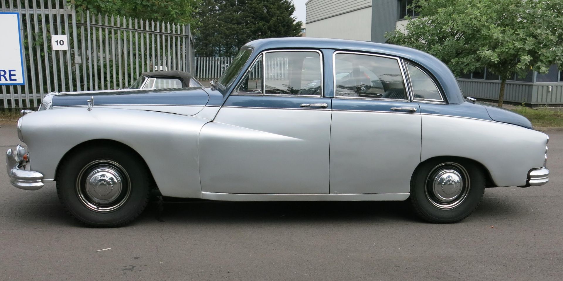 1960 Daimler Majestic WFU 641. 66421 miles. 3794cc. Blue & silver coachwork with full black - Image 4 of 28