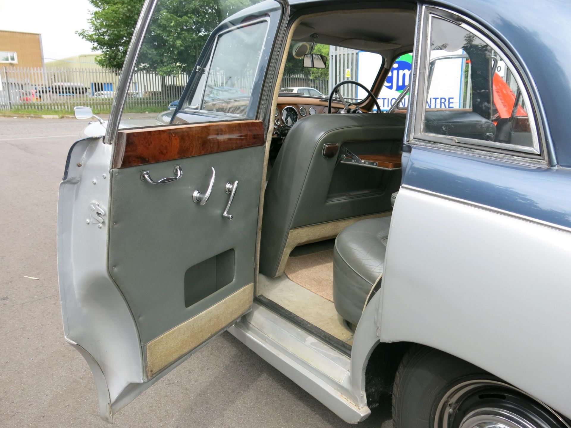 1960 Daimler Majestic WFU 641. 66421 miles. 3794cc. Blue & silver coachwork with full black - Image 10 of 28