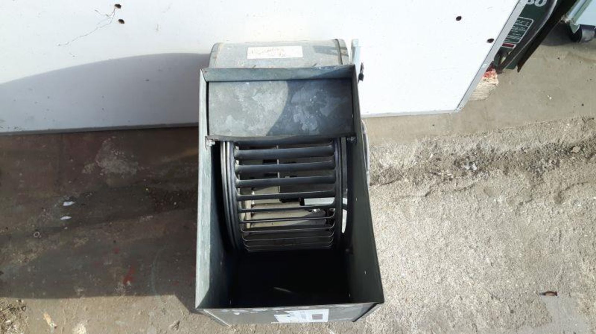 * 4 x Industrial fan units. Please note there is a £5 + VAT Lift Out fee on this lot. This lot is