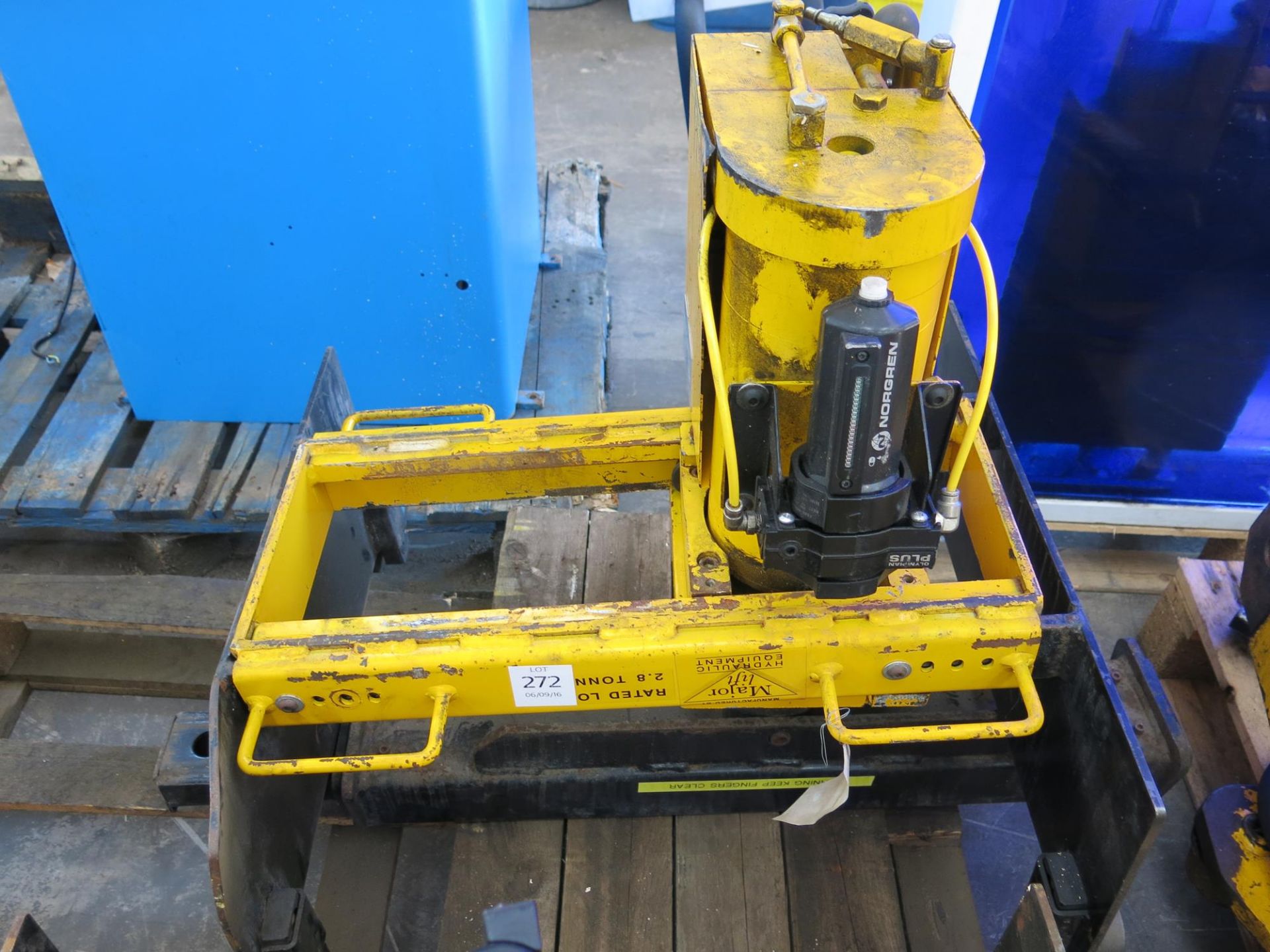 * A Majorlift beam jack, 2.8 tonnes. Please note there is a £10 + VAT Lift out Fee on this lot