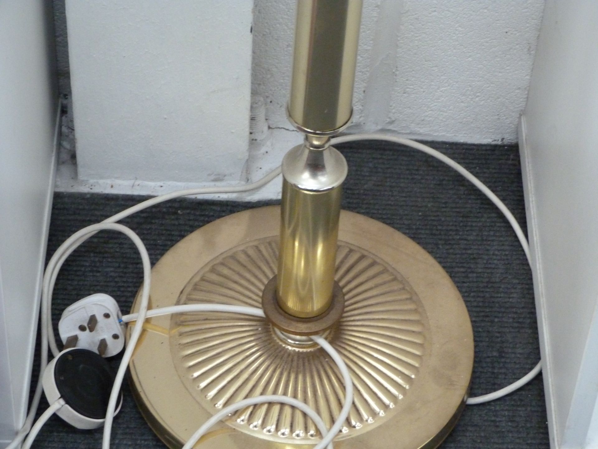 A lot to include two similar brass table lamps, a ceramic based table lamp, a brass step button lamp - Image 3 of 3