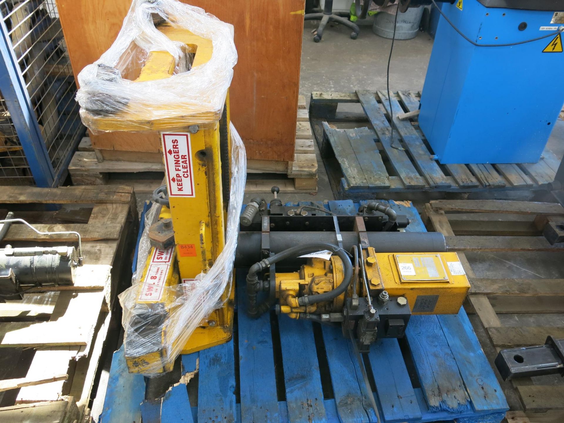 * A Gemco Hydraulics 8 tonne roller beam jack. Please note there is a £10 + VAT Lift Out Fee on this