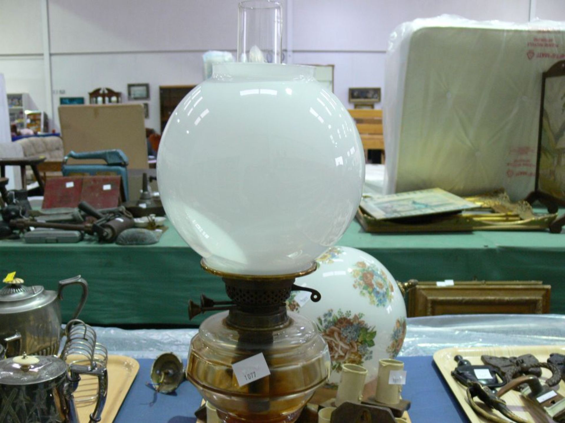 Decorated Globe Light Fitting, Oil Lamps etc (est. £15-£25) - Bild 3 aus 4