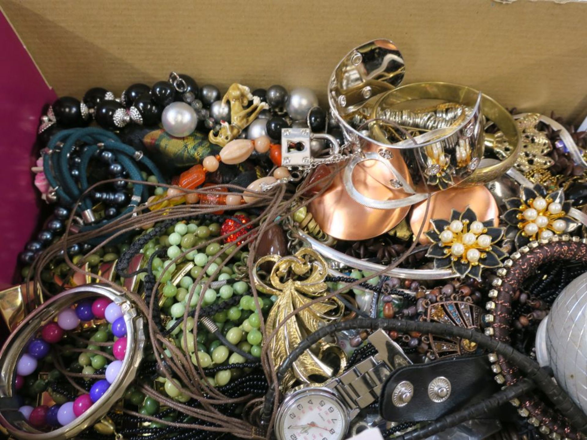 Two boxes of Costume Jewellery (est. £80-£100) - Image 7 of 7
