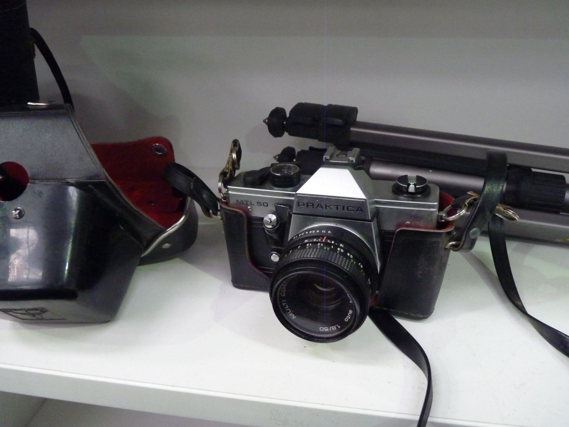 A collection of cameras/camera equipment to include a Praktika MTL 50+ lens, tripod, soft case & - Bild 6 aus 6