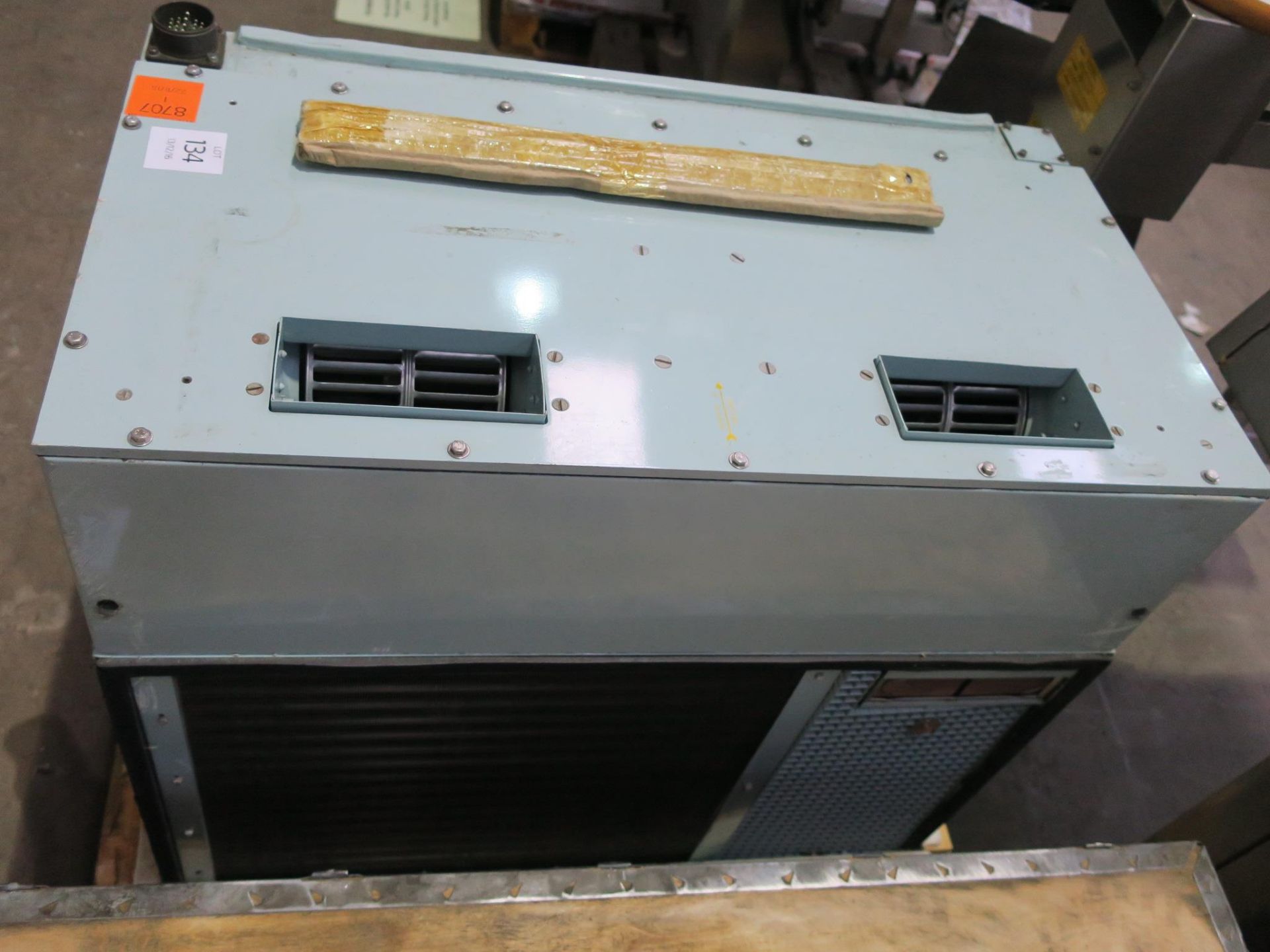 * Air conditioning unit, AC No 57/203 NSN 4120-99-208-3288-FV 783836/2. Please note there is a £ - Bild 2 aus 3