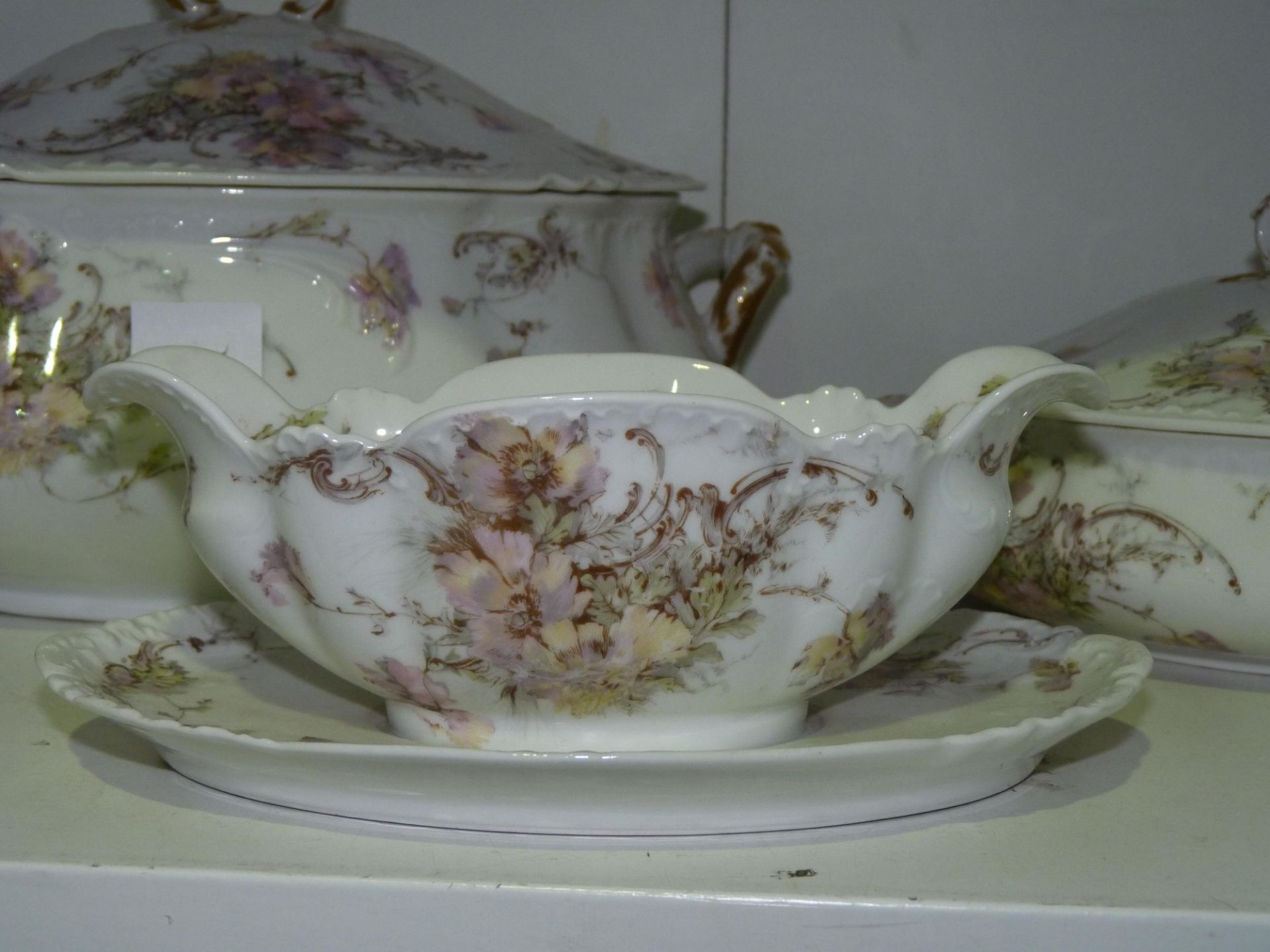 A Haviland & Co 'Limoges' dinner service to include a meat plate, gravy boat, saucers, plates etc ( - Bild 4 aus 4