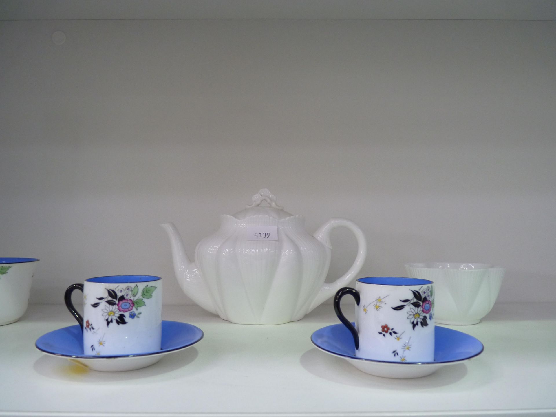 A Shelley 'Dainty' teapot & sugar bowl, together with a 1930s Shelley part coffee service (est £ - Bild 2 aus 4