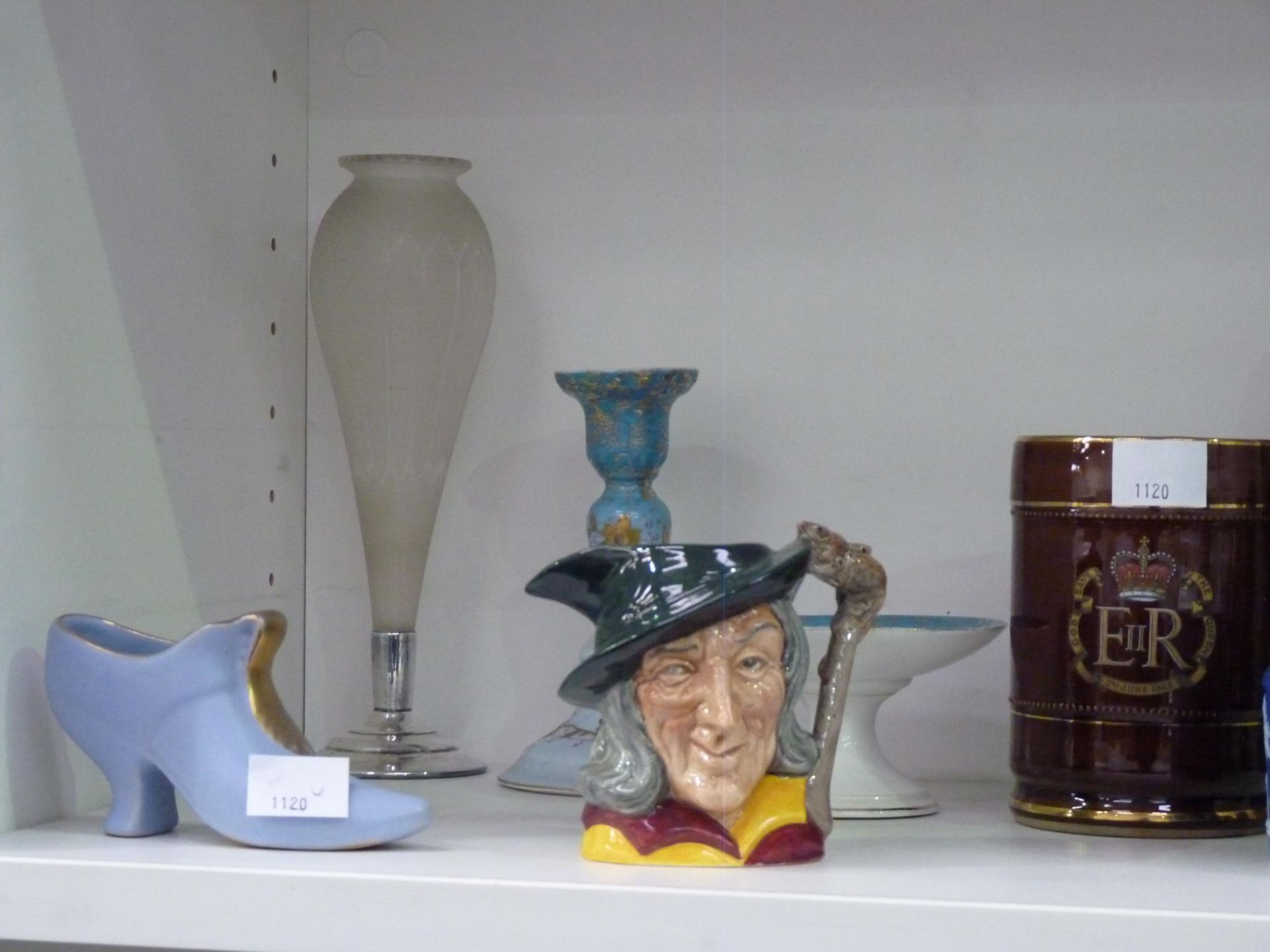 A selection of various collectables to feature a Royal Doulton 'Pied Piper' Toby Jug (D6462), - Bild 2 aus 4