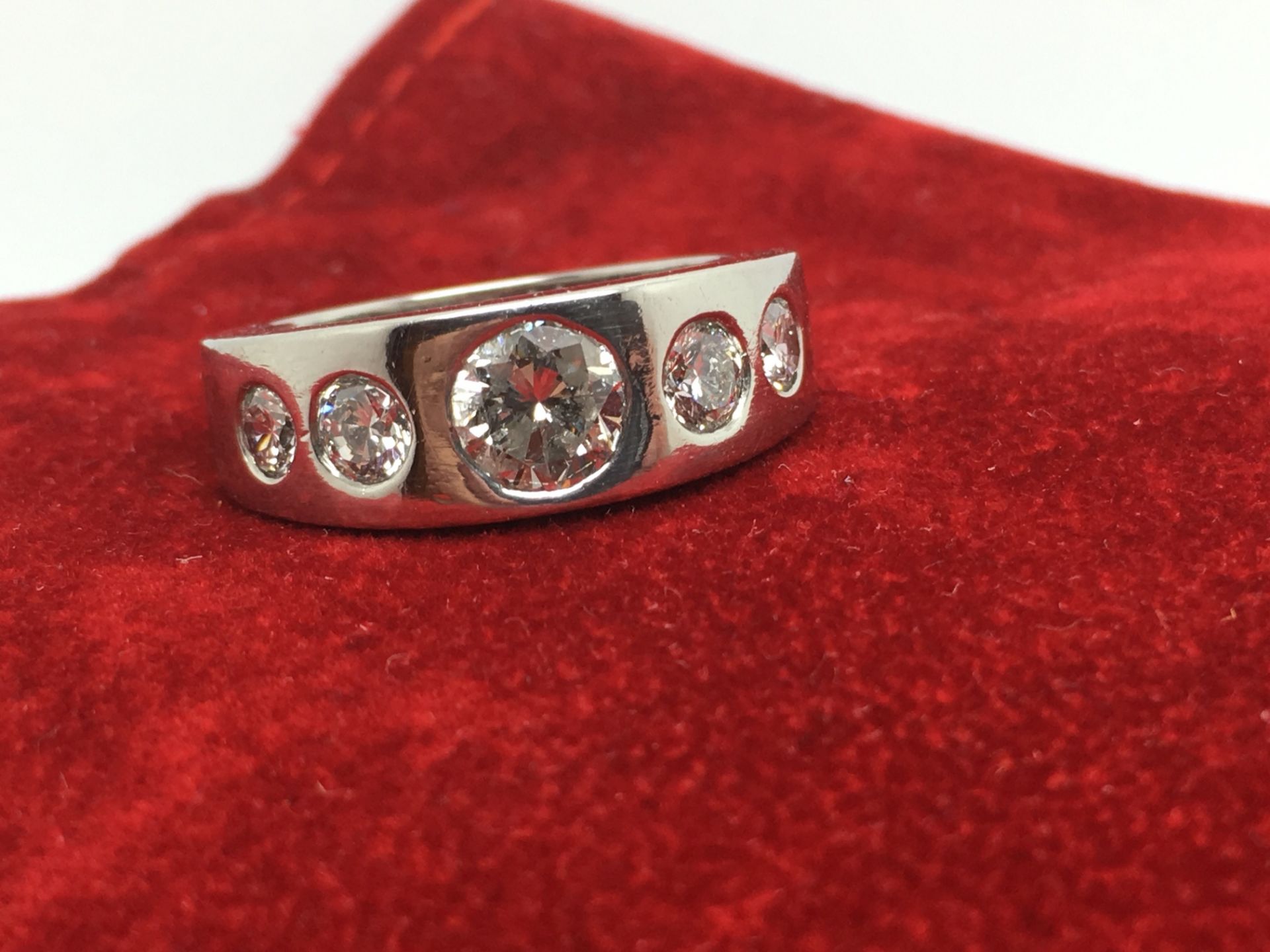 GORGEOUS HEAVY MENS PLATINUM 2.3ct DIAMOND SET RING WITH 2012 VALUATION FOR £8750.00 - Image 2 of 5