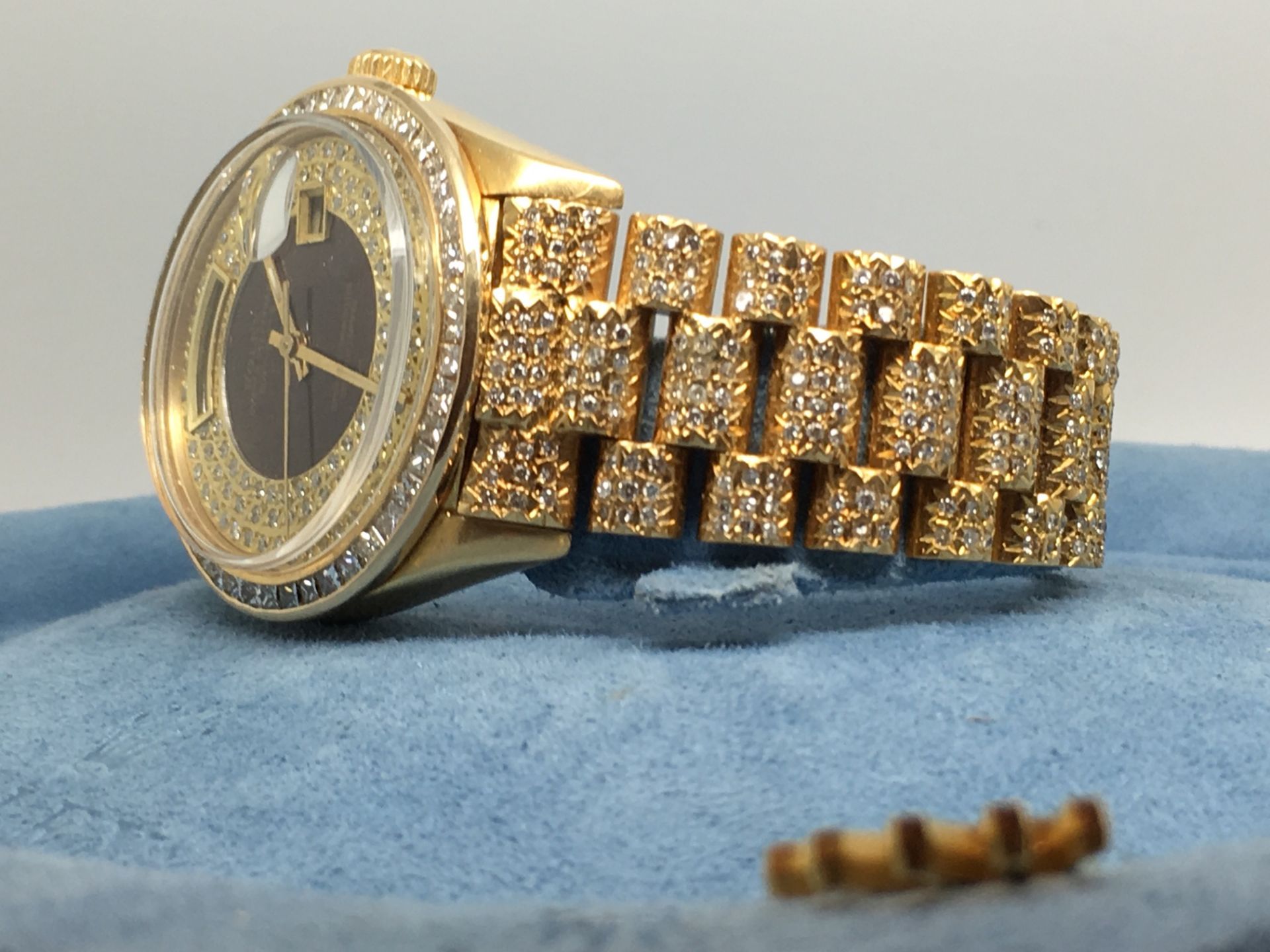 ** ROLEX PRESIDENTIAL Mens Solid 18K Diamond Encrusted Rolex Day-Date Watch VALUATION: £104,500 ** - Image 4 of 9