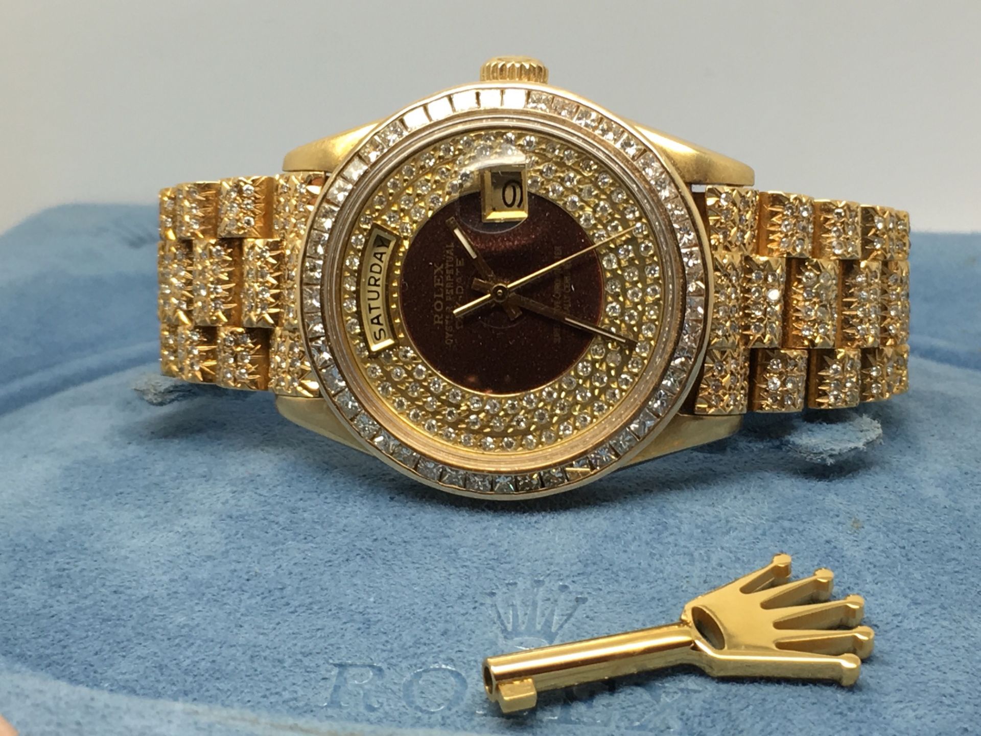 ** ROLEX PRESIDENTIAL Mens Solid 18K Diamond Encrusted Rolex Day-Date Watch VALUATION: £104,500 **