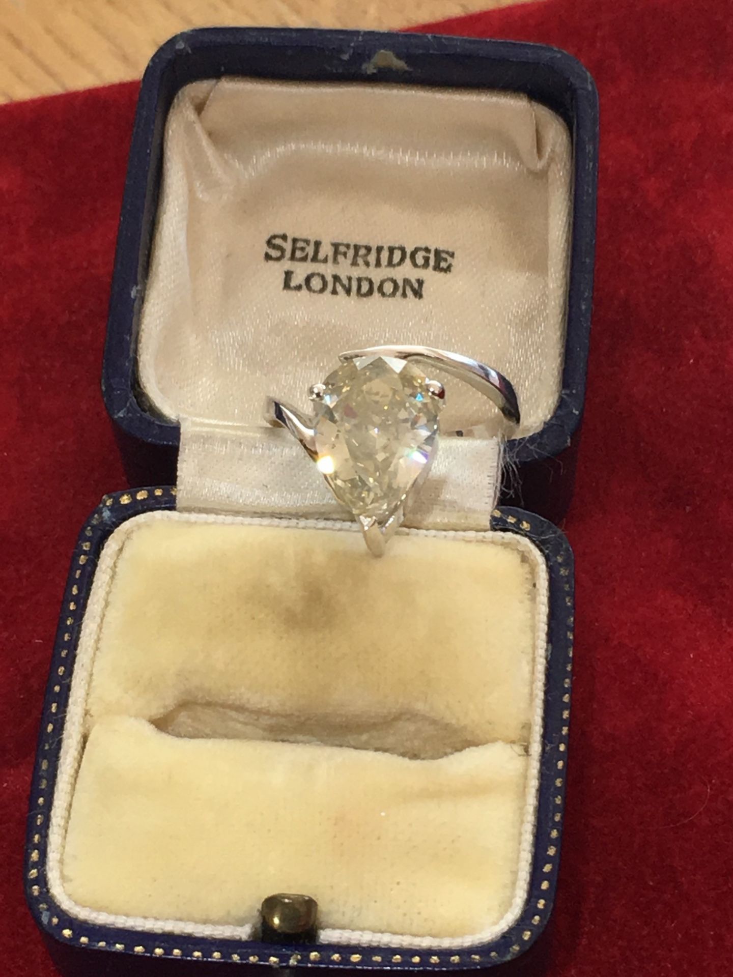 IMPRESSIVE 4.19ct PEAR SHAPE DIAMOND RING - Image 3 of 5