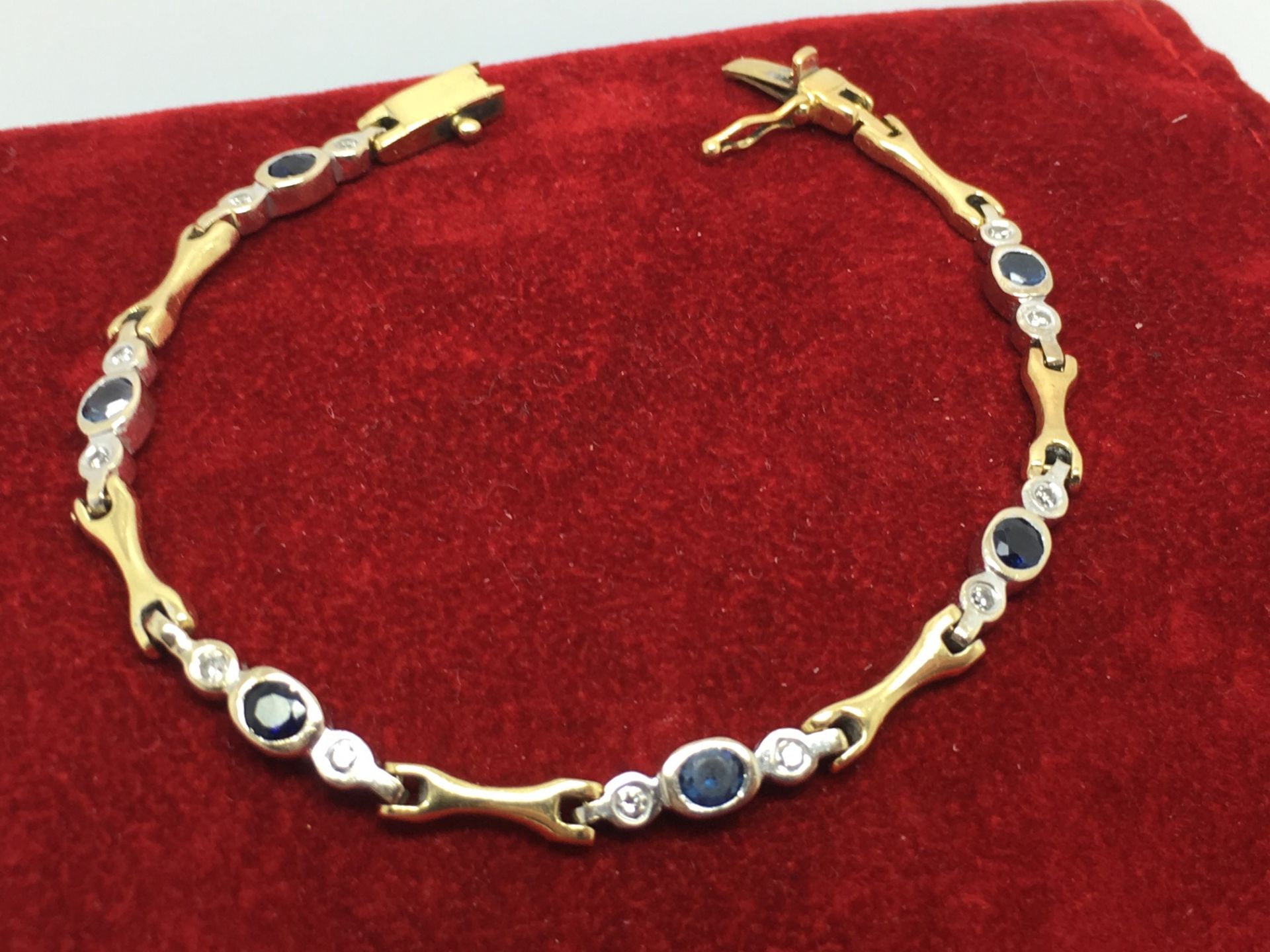 BEAUTIFUL BLUE SAPPHIRE & DIAMOND BRACELET