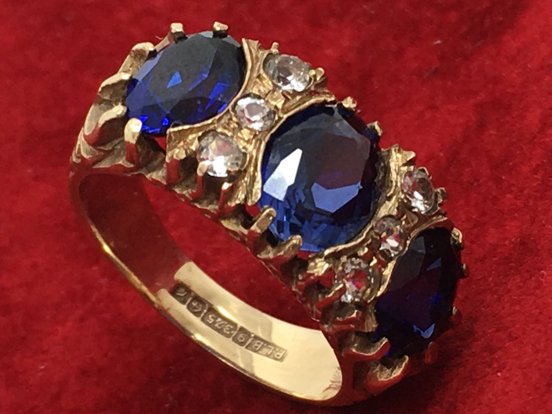 LOVELY VINTAGE 3.00ct SAPPHIRE & DIAMOND RING SET IN 9ct GOLD