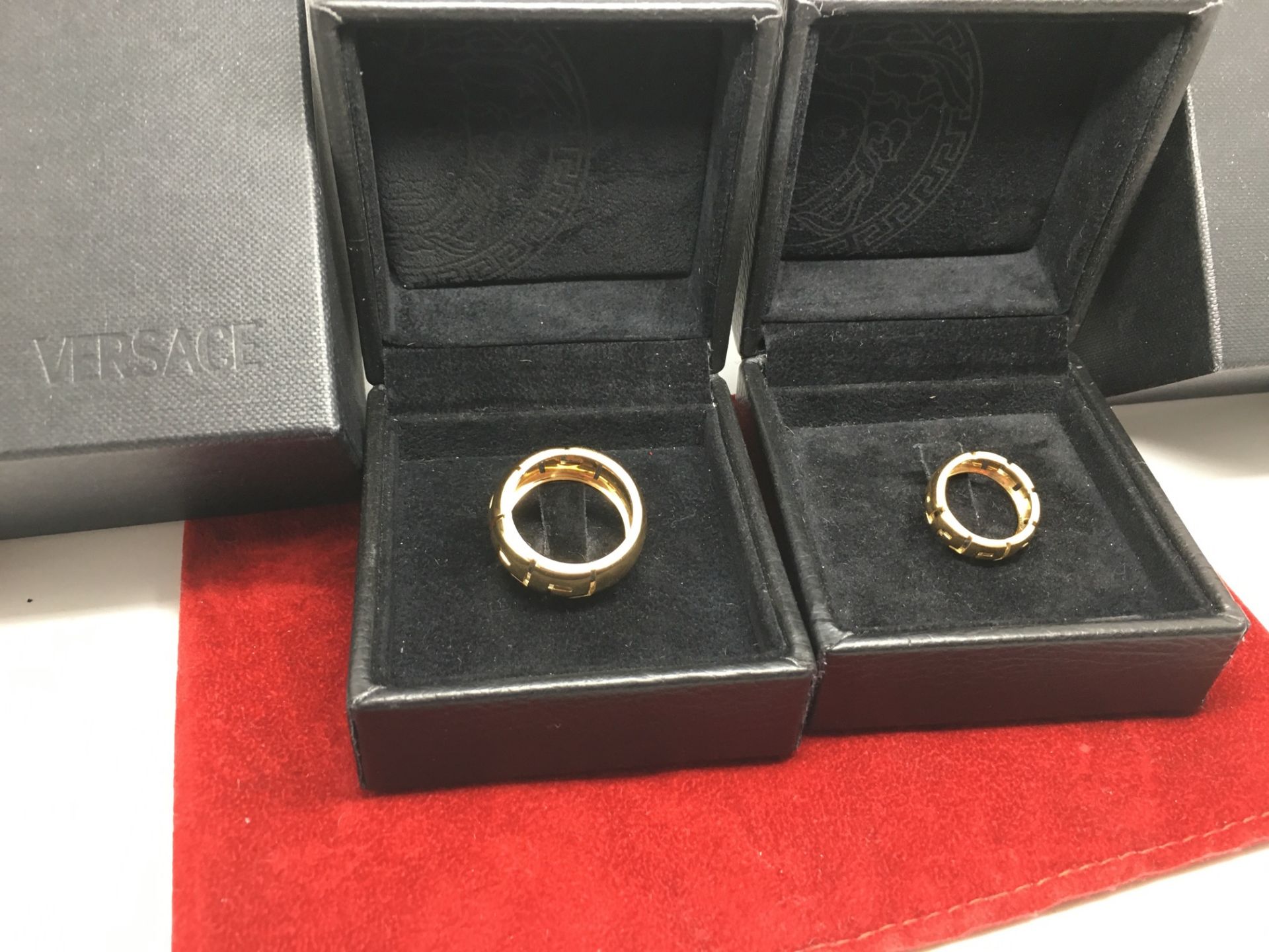 RARE HEAVY CHUNKY HIS & HERS VERSACE RINGS SET IN YELLOW METAL MARKED 18k (tested 18ct) - Image 2 of 5