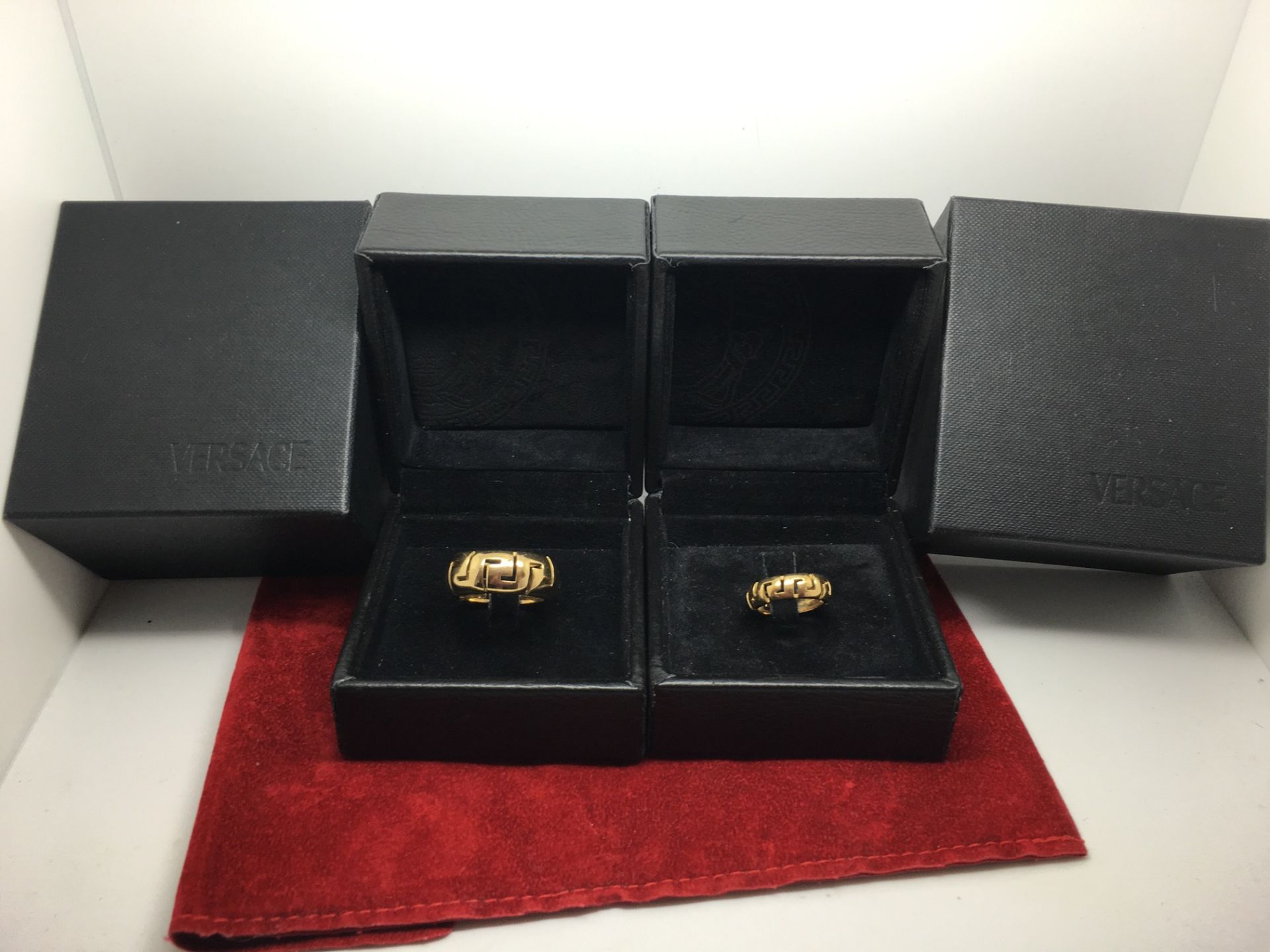 RARE HEAVY CHUNKY HIS & HERS VERSACE RINGS SET IN YELLOW METAL MARKED 18k (tested 18ct) - Image 3 of 5