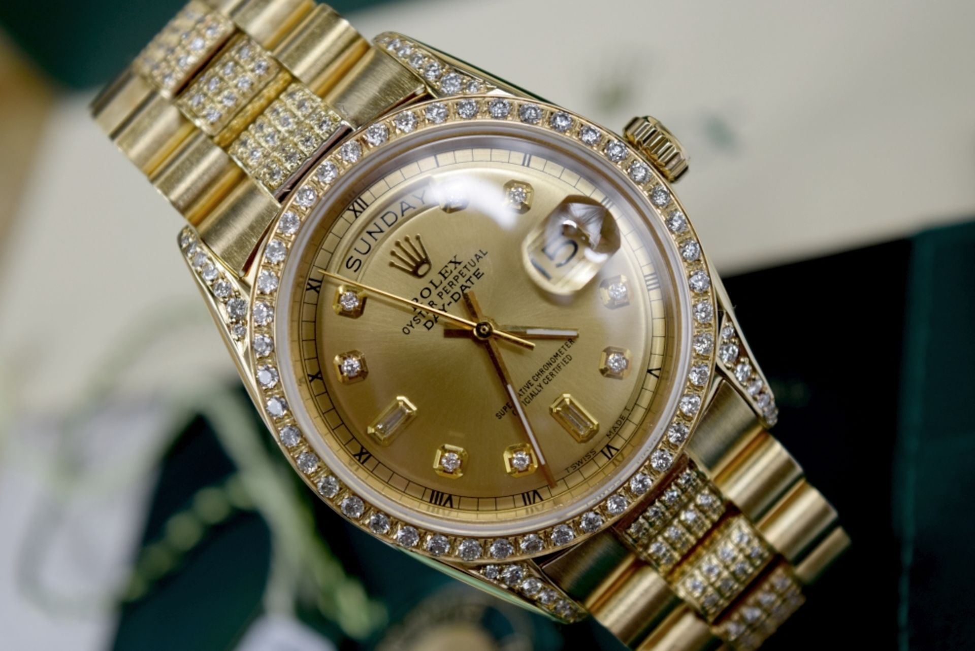 *The President* Gentleman's ROLEX Oyster Perpetual Day-Date - Solid 18K Gold & Diamond