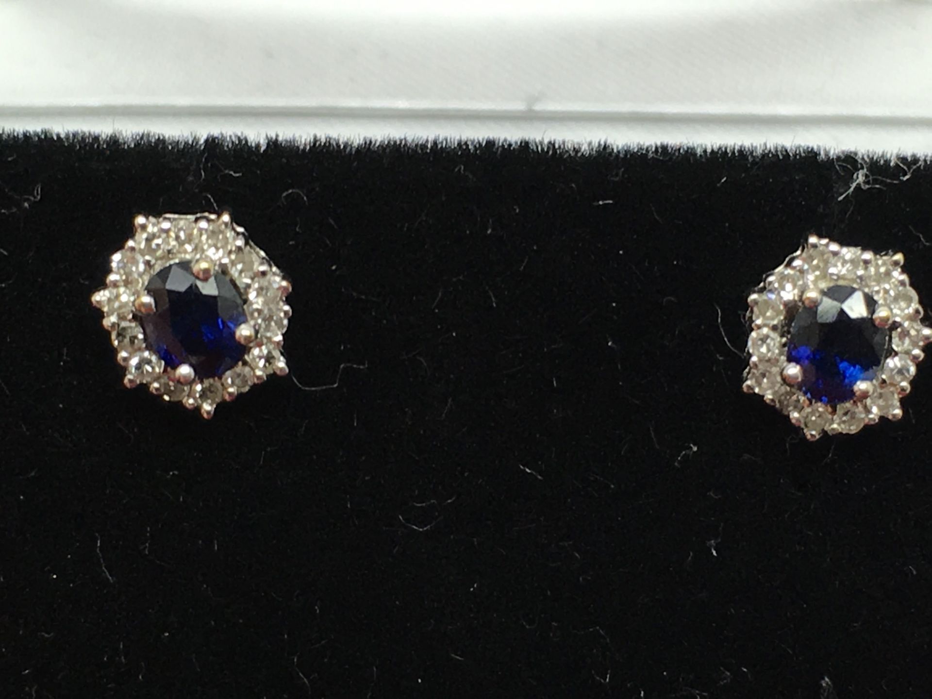 A FINE BLUE SAPPHIRE & DIAMOND RING WITH MATCHING BLUE SAPPHIRE & DIAMOND EARRINGS - Image 2 of 2