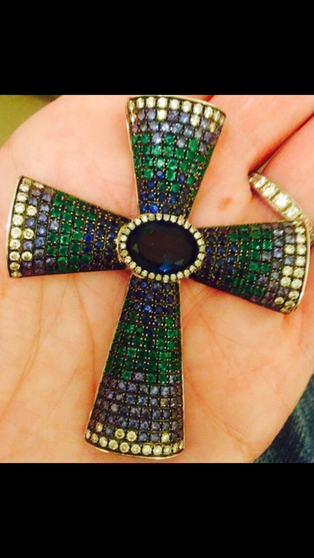 IMPRESSIVE 8.89ct SAPPHIRE, EMERALD & DIAMOND CROSS SET IN 18ct WHITE GOLD - Image 3 of 3