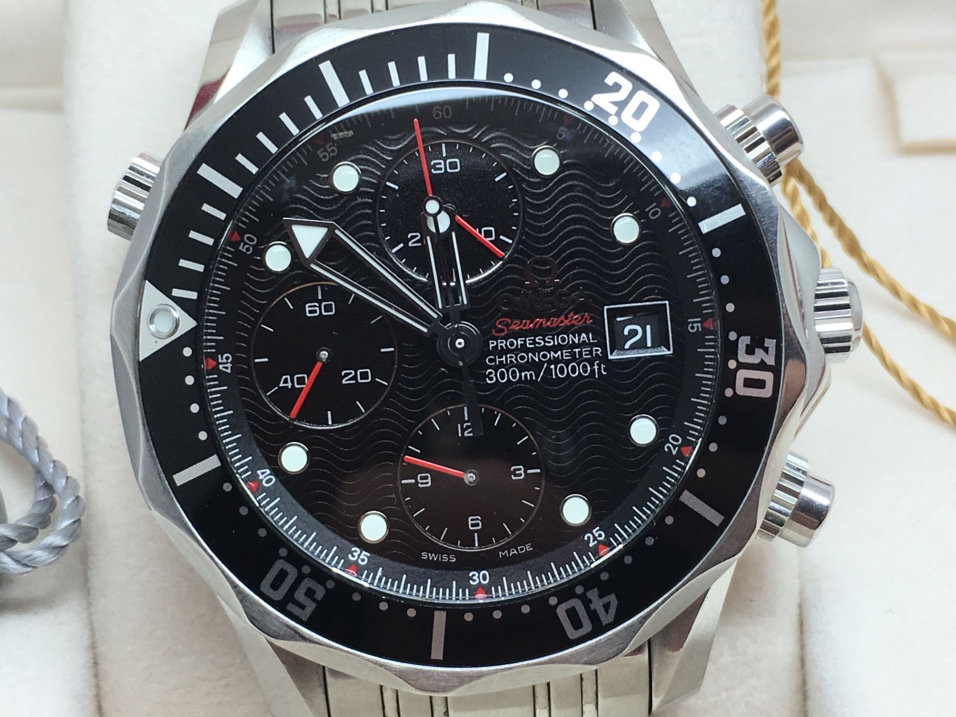 GENTS OMEGA SEAMASTER CHRONOGRAPH WATCH - BOX + PAPERS