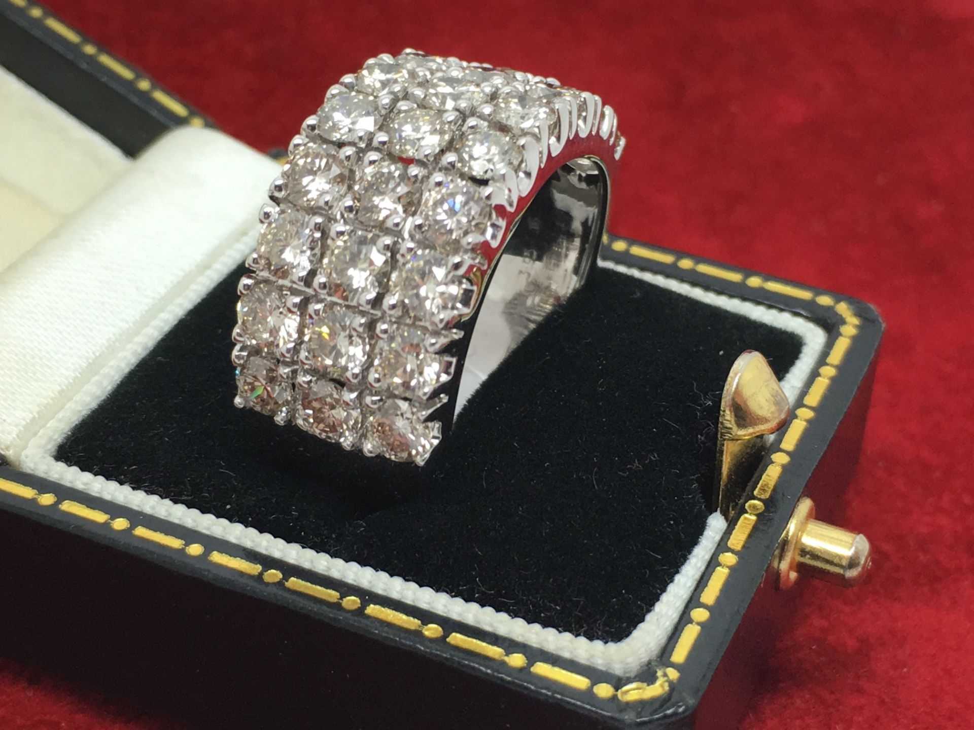 IMPRESSIVE 4.00ct DIAMOND RING SET IN 9ct WHITE GOLD - Image 2 of 4