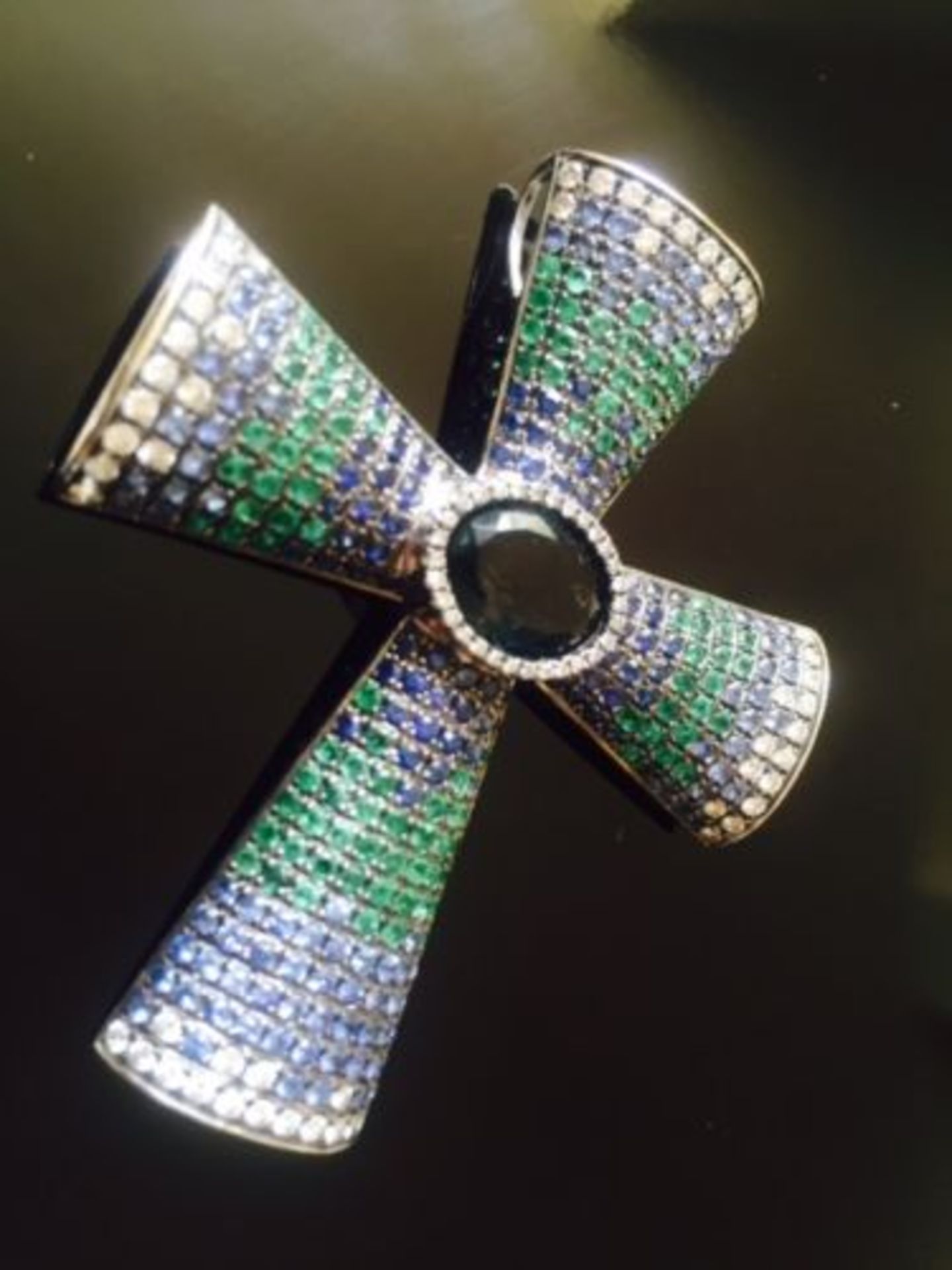 8.89 Carats Emeralds, Sapphires & Diamonds Cross in 18ct White Gold - Image 2 of 2