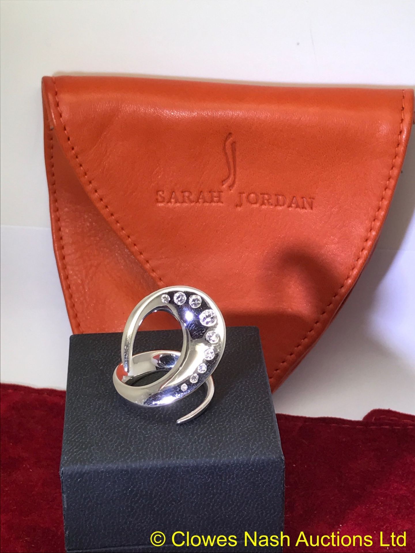 AMAZING DESIGNER SARAH JORDAN 18ct WHITE GOLD DIAMOND SERENITY RING