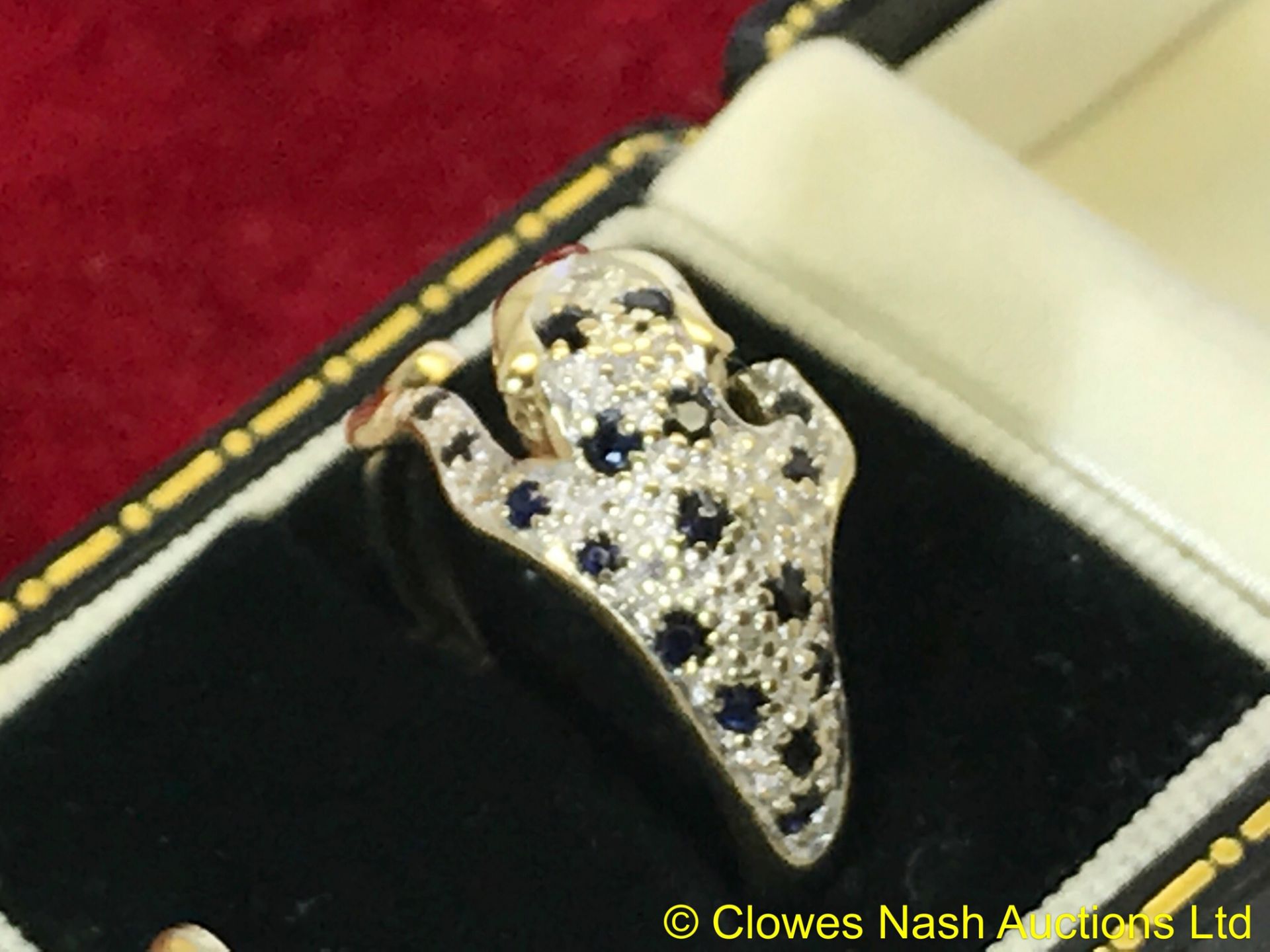 9ct GOLD SAPPHIRE & DIAMOND SET LEOPARD RING - Image 3 of 3