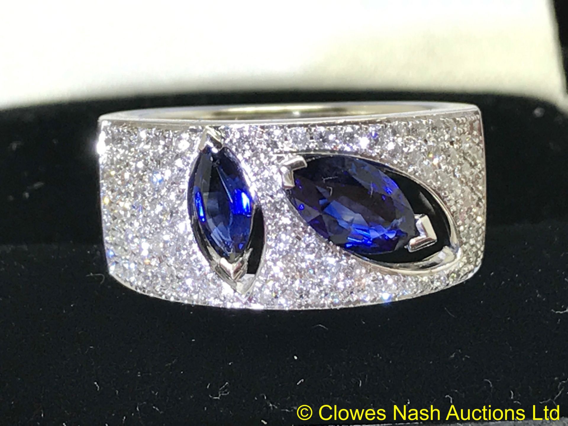 FINE BLUE 1.00ct SAPPHIRE & 1.00ct DIAMOND RING SET IN WHITE METAL MARKED 750 TESTED AS 18ct GOLD