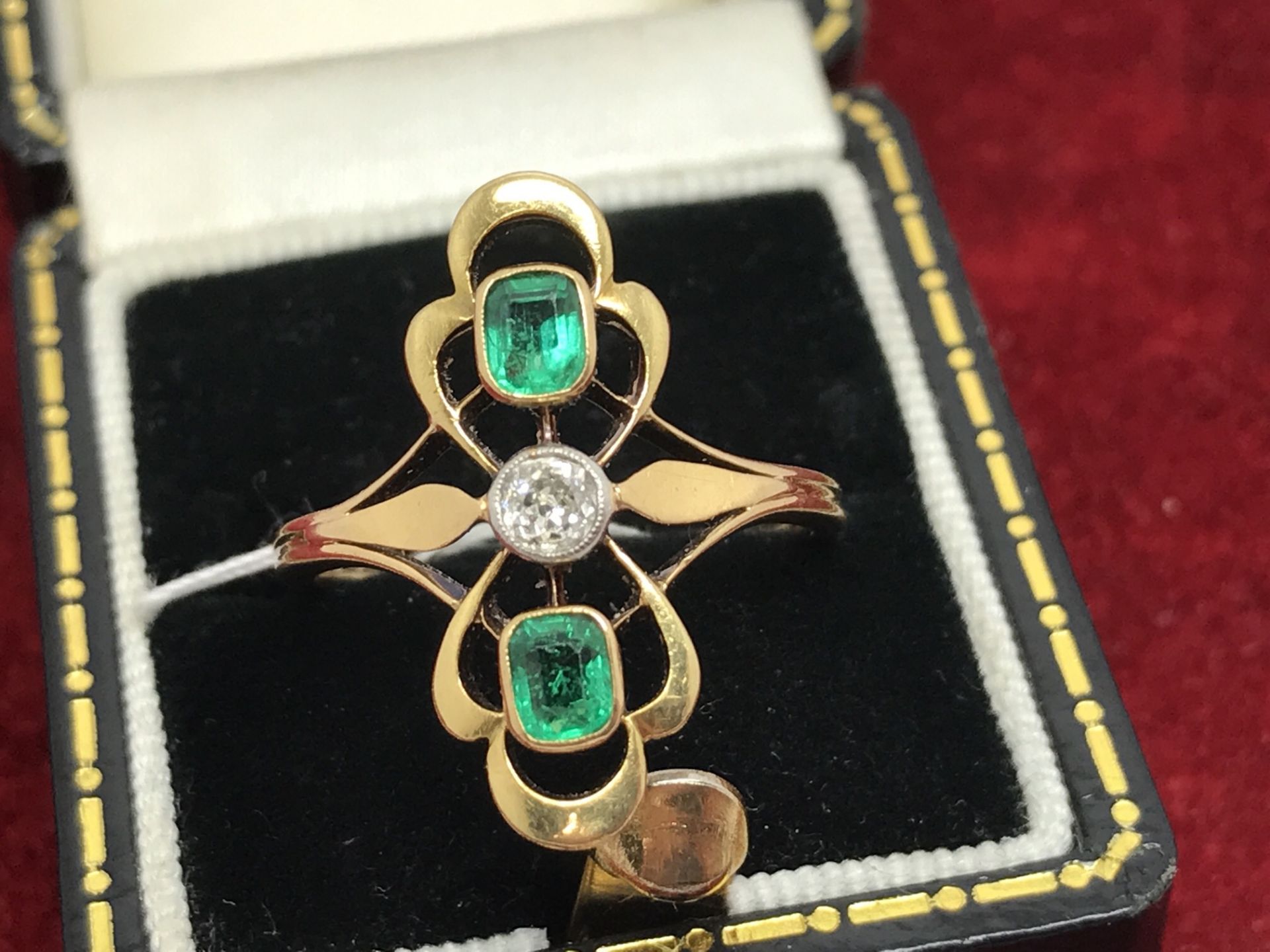 VINTAGE EMERALD & DIAMOND TRILOGY RING SET IN YELLOW METAL TESTED AS 18ct GOLD