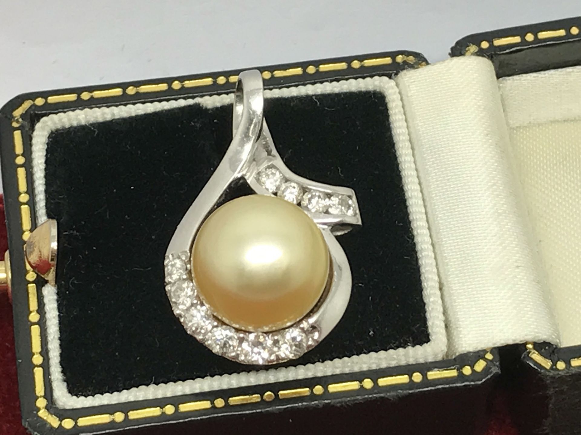 11mm CULTURED PEARL & DIAMOND PENDANT SET IN WHITE METAL TESTED AS 18ct GOLD