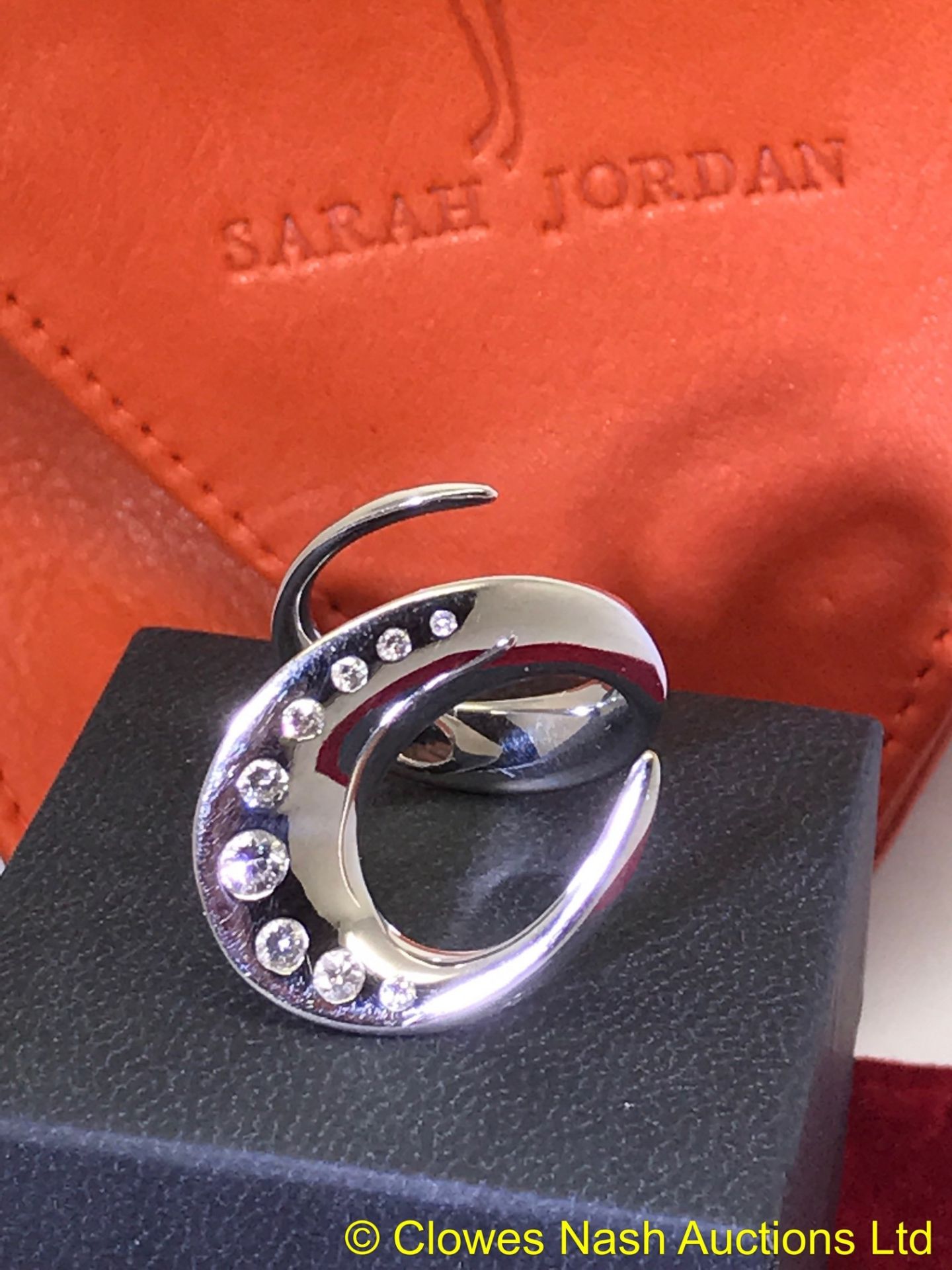 AMAZING DESIGNER SARAH JORDAN 18ct WHITE GOLD DIAMOND SERENITY RING