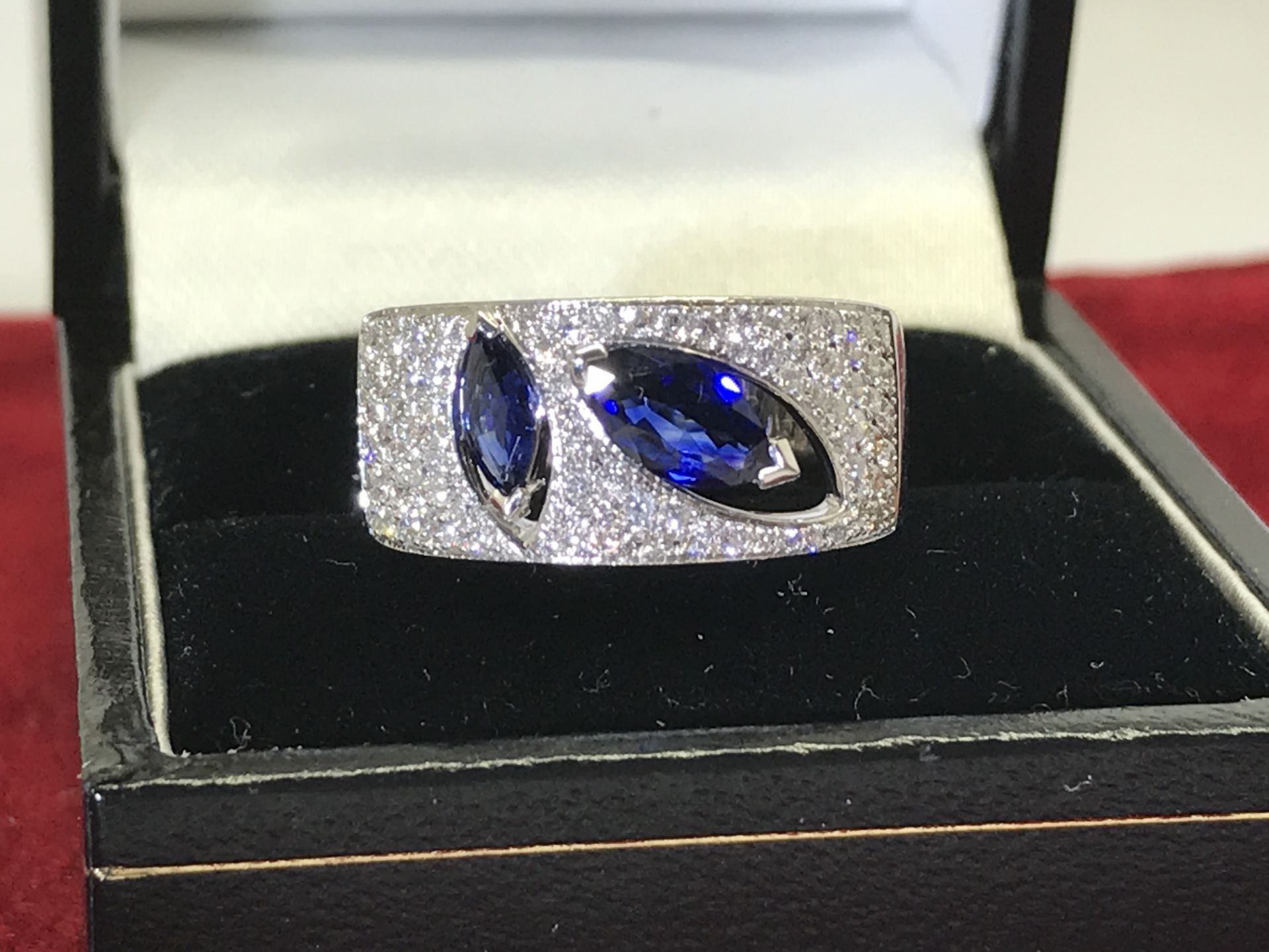 FINE BLUE 1.00ct SAPPHIRE & 1.00ct DIAMOND RING SET IN WHITE METAL MARKED 750 TESTED AS 18ct GOLD