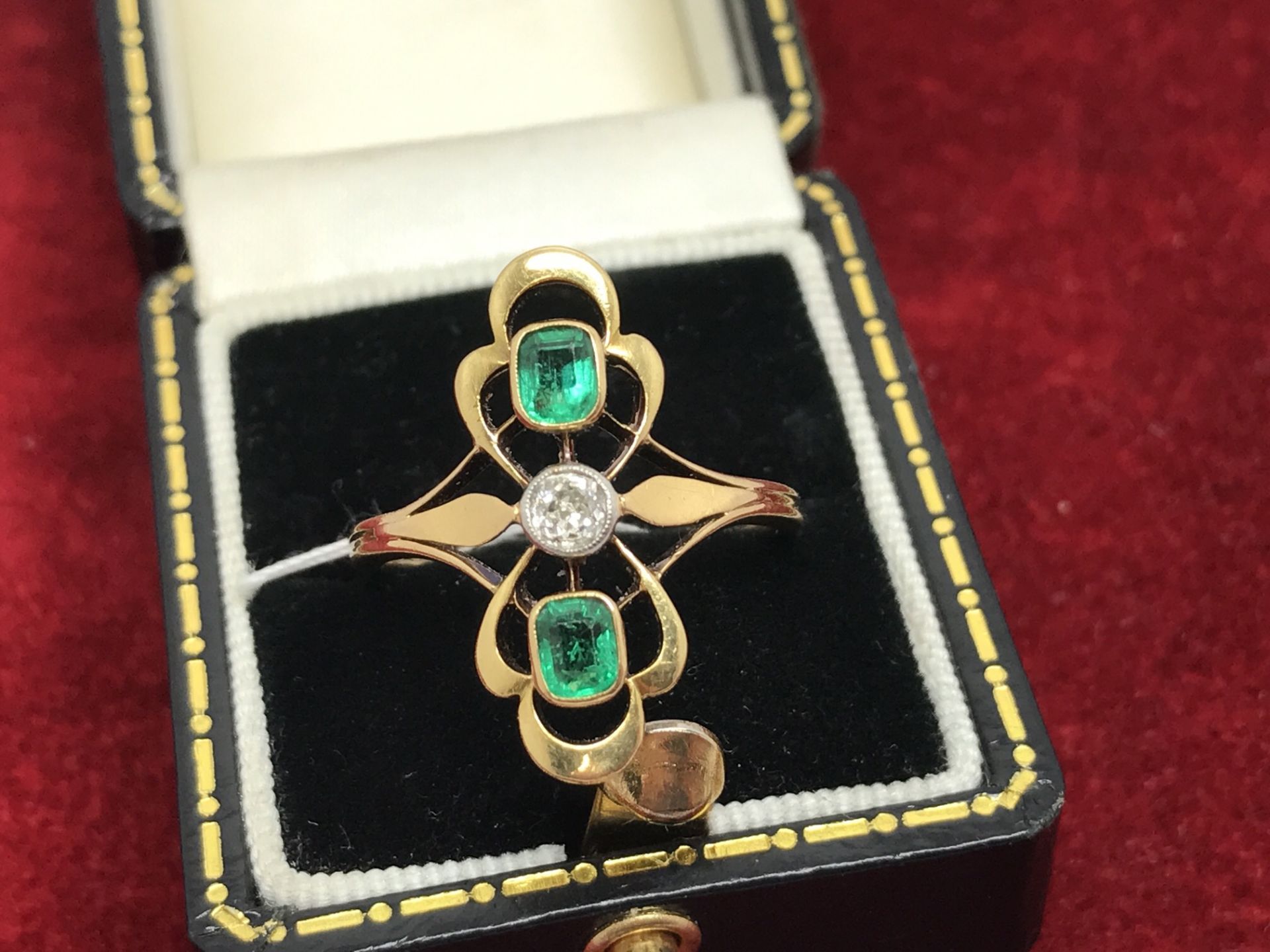 VINTAGE EMERALD & DIAMOND TRILOGY RING SET IN YELLOW METAL TESTED AS 18ct GOLD - Image 2 of 2