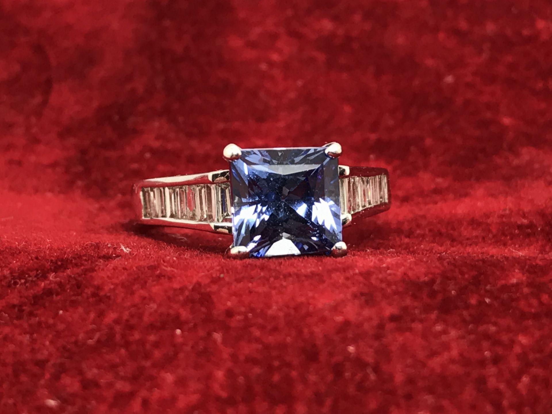 AMAZING 2.55ct CORNFLOWER BLUE SAPPHIRE & 0.54ct BAGUETTE DIAMOND RING SET IN 14ct WHITE GOLD